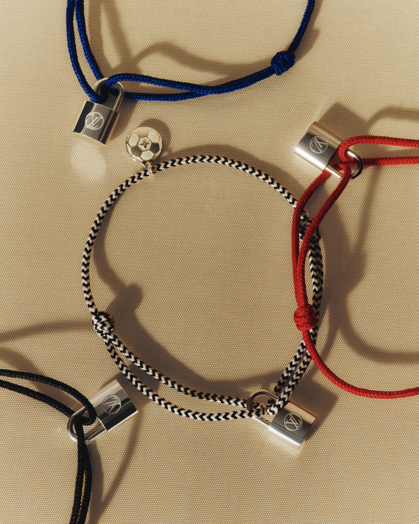 Louis Vuitton Silver Lockit ブレスレット ユニセフ Silver Lockit | LOUIS VUITTON ®