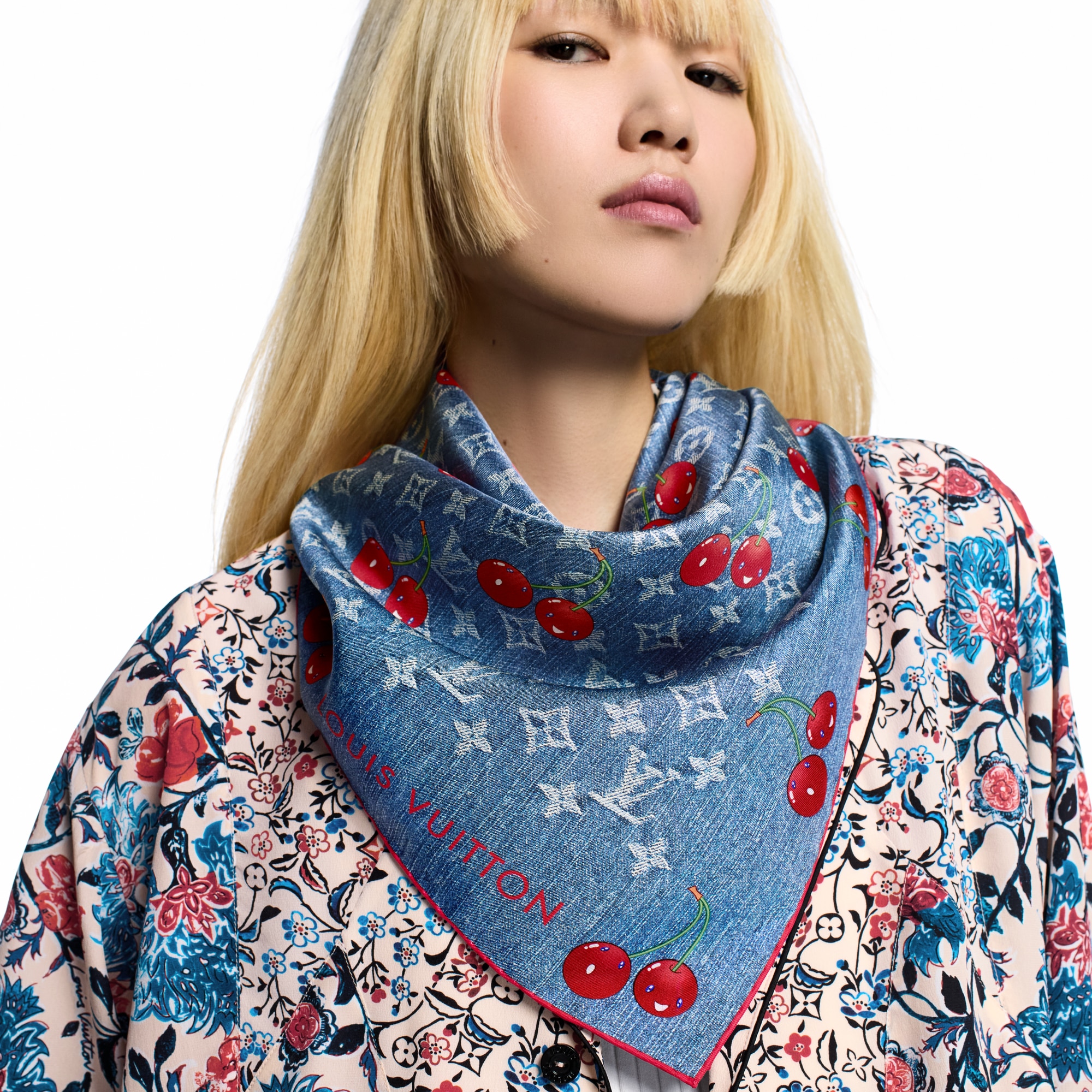 S00 Acessórios Lenços de Seda e Bandeaus  LV x TM Carré Denim Cerise 90 cm | Louis Vuitton ® (Zoom no Produto)