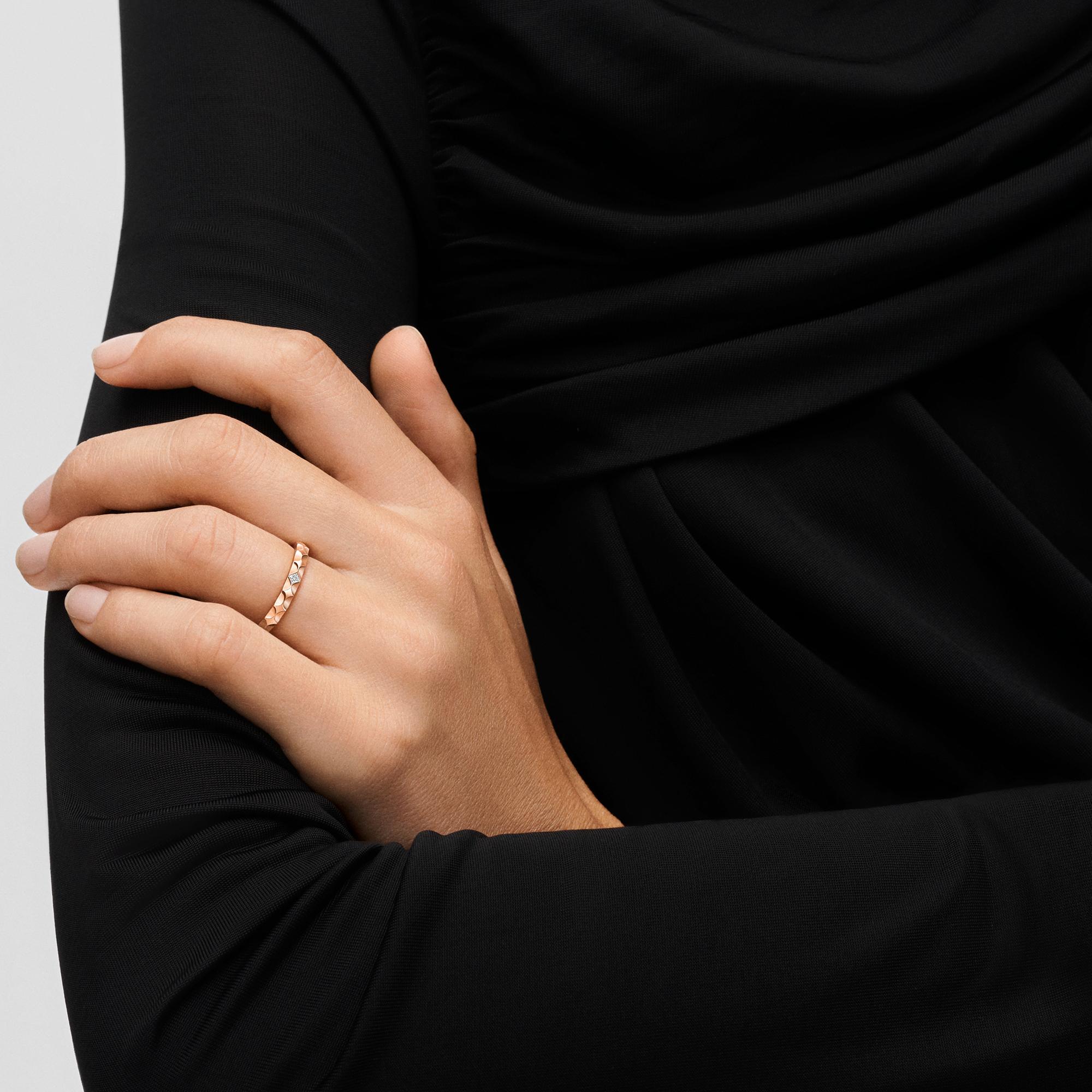  Categorias Joias Personalizadas Aliança Monogram Infini em ouro rosa e diamante com lapidação princess-cut | Louis Vuitton ® (Zoom no Produto)