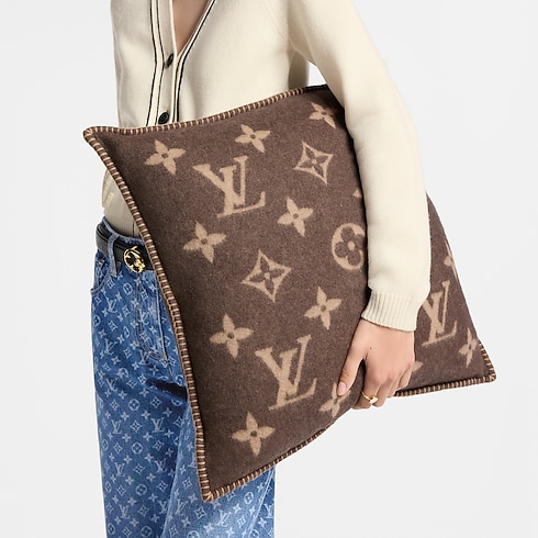 Almofada Neo Monogram – Vista No Corpo (Detalhe)