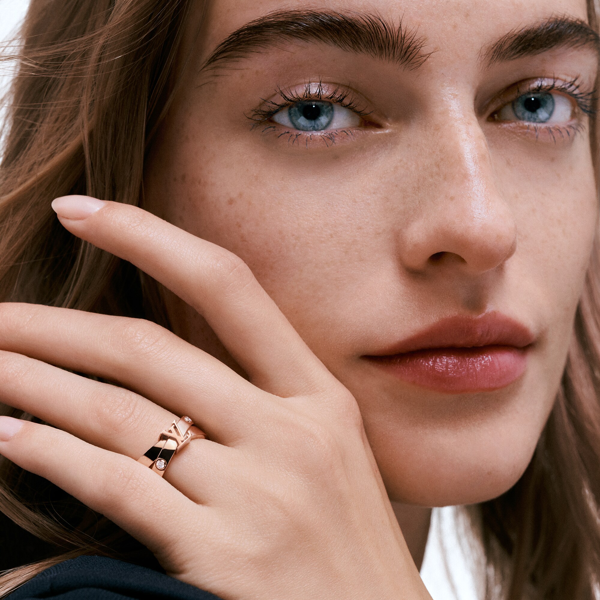  Categorias Todas as Joias Anel Empreinte em Ouro Rosa e Diamantes | Louis Vuitton ® (Zoom no Produto)