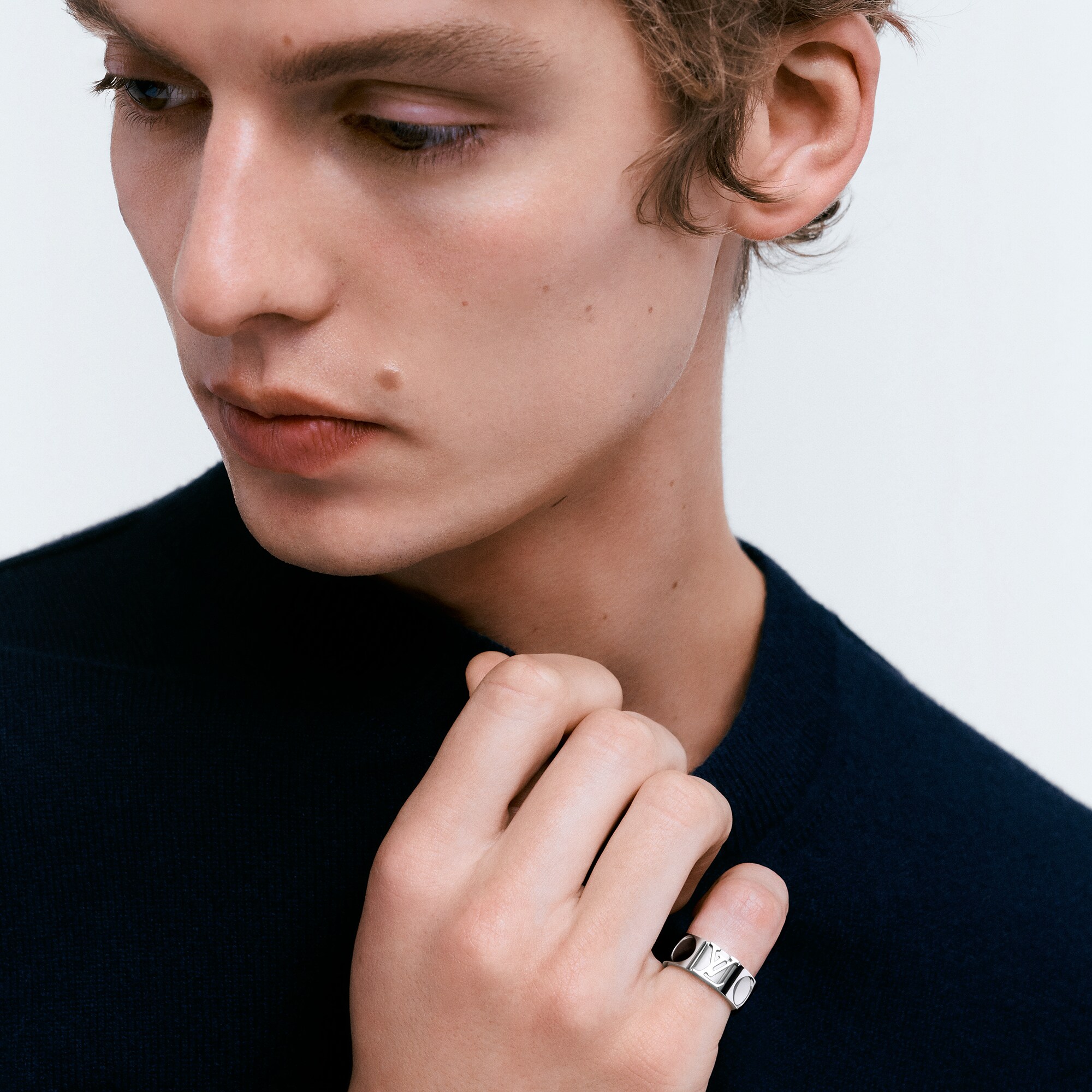  Categorias Todas as Joias Anel Largo Empreinte em Ouro Branco | Louis Vuitton ® (Zoom no Produto)