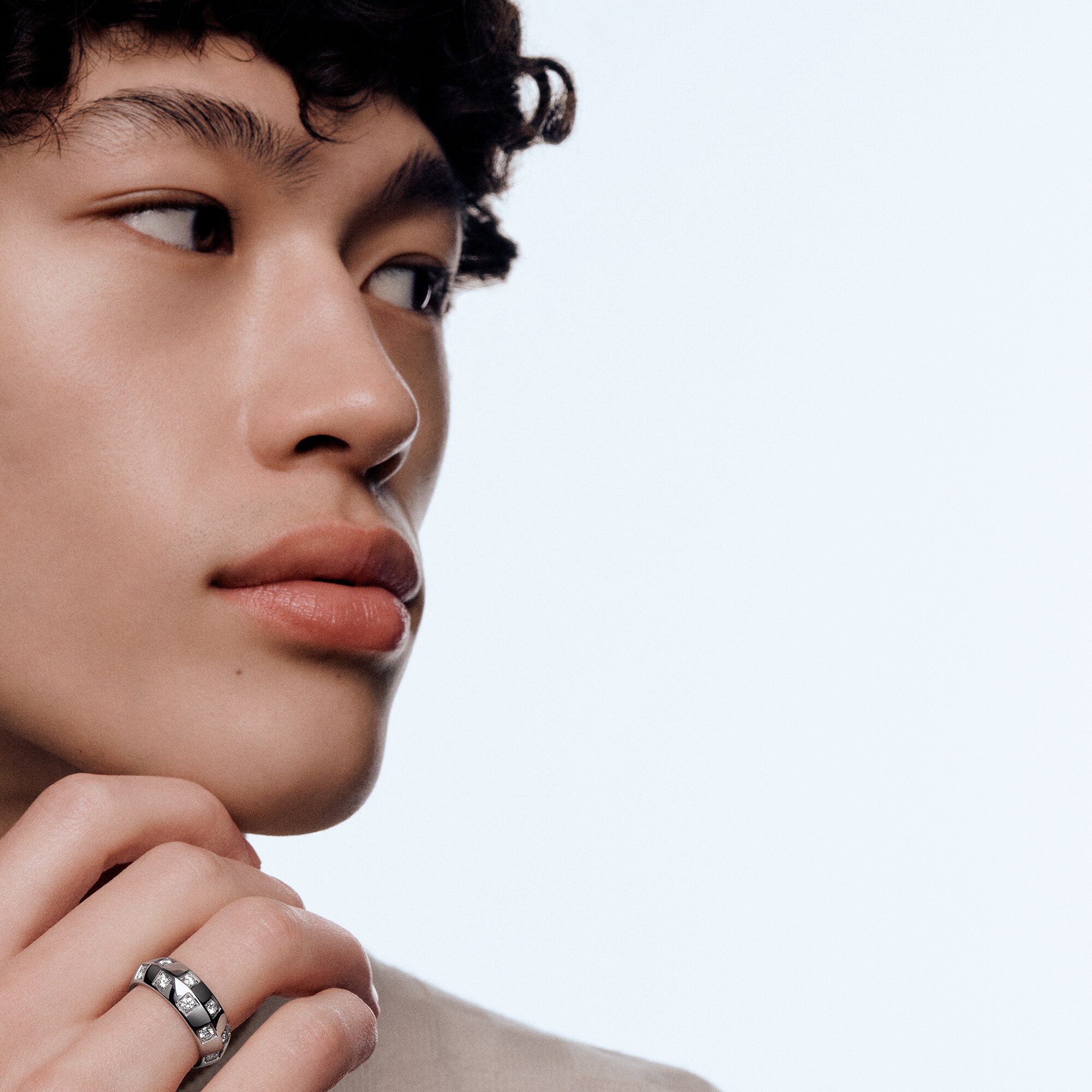  Categorias Anéis Anel Largo Le Damier de Louis Vuitton em Ouro Branco e Diamantes | Louis Vuitton ® (Zoom no Produto)