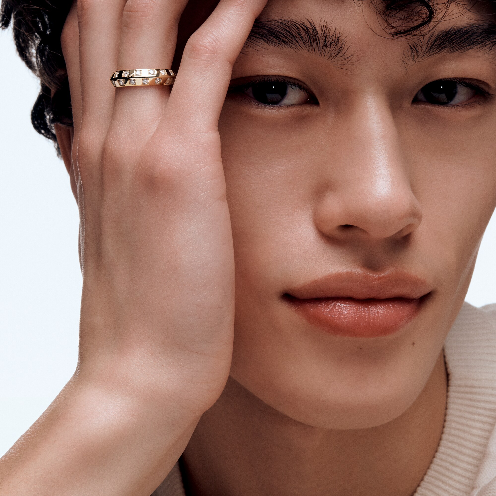  Categorias Anéis Anel Le Damier de Louis Vuitton em Ouro Amarelo e Diamantes | Louis Vuitton ® (Zoom no Produto)