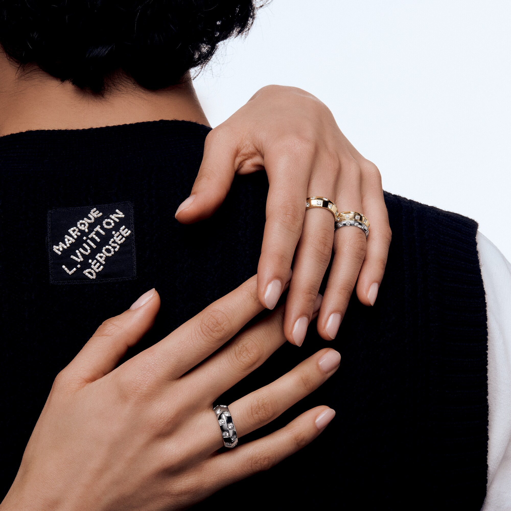  Categorias Anéis Anel Médio Le Damier de Louis Vuitton em Ouro Amarelo e Diamantes | Louis Vuitton ® (Zoom no Produto)