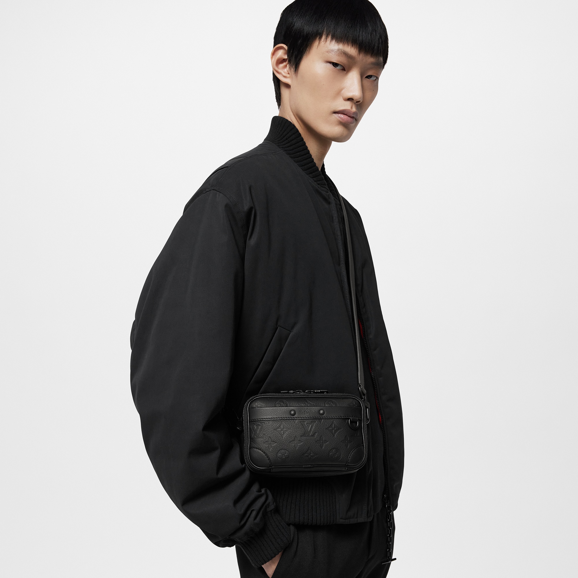 Monogram Shadow Bolsas All Collections Bolsa-Carteira Alpha | Louis Vuitton ® (Zoom no Produto)