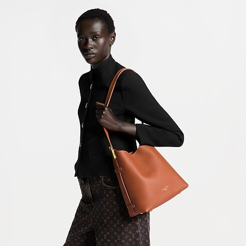 Bolsa Low Key Hobo PM – Vista No Corpo (Detalhe)