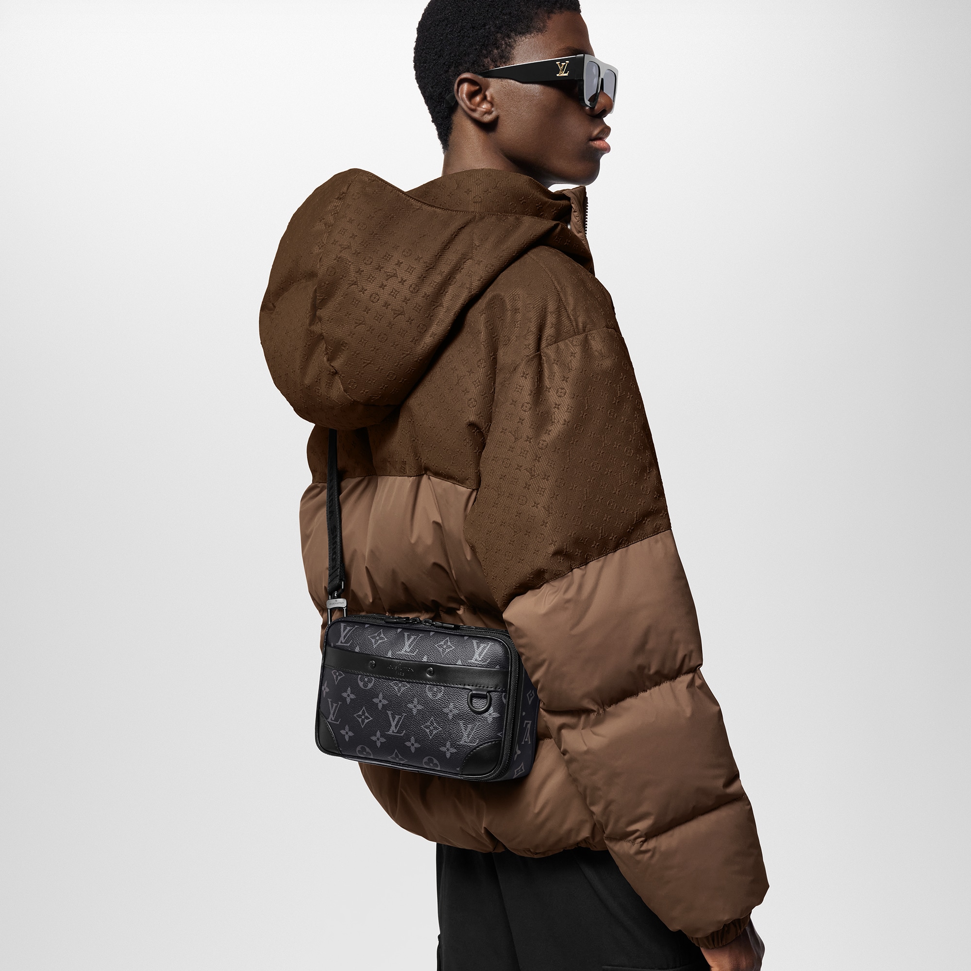 Monogram Eclipse Bolsas All Collections Bolsa Messenger Alpha | Louis Vuitton ® (Zoom no Produto)