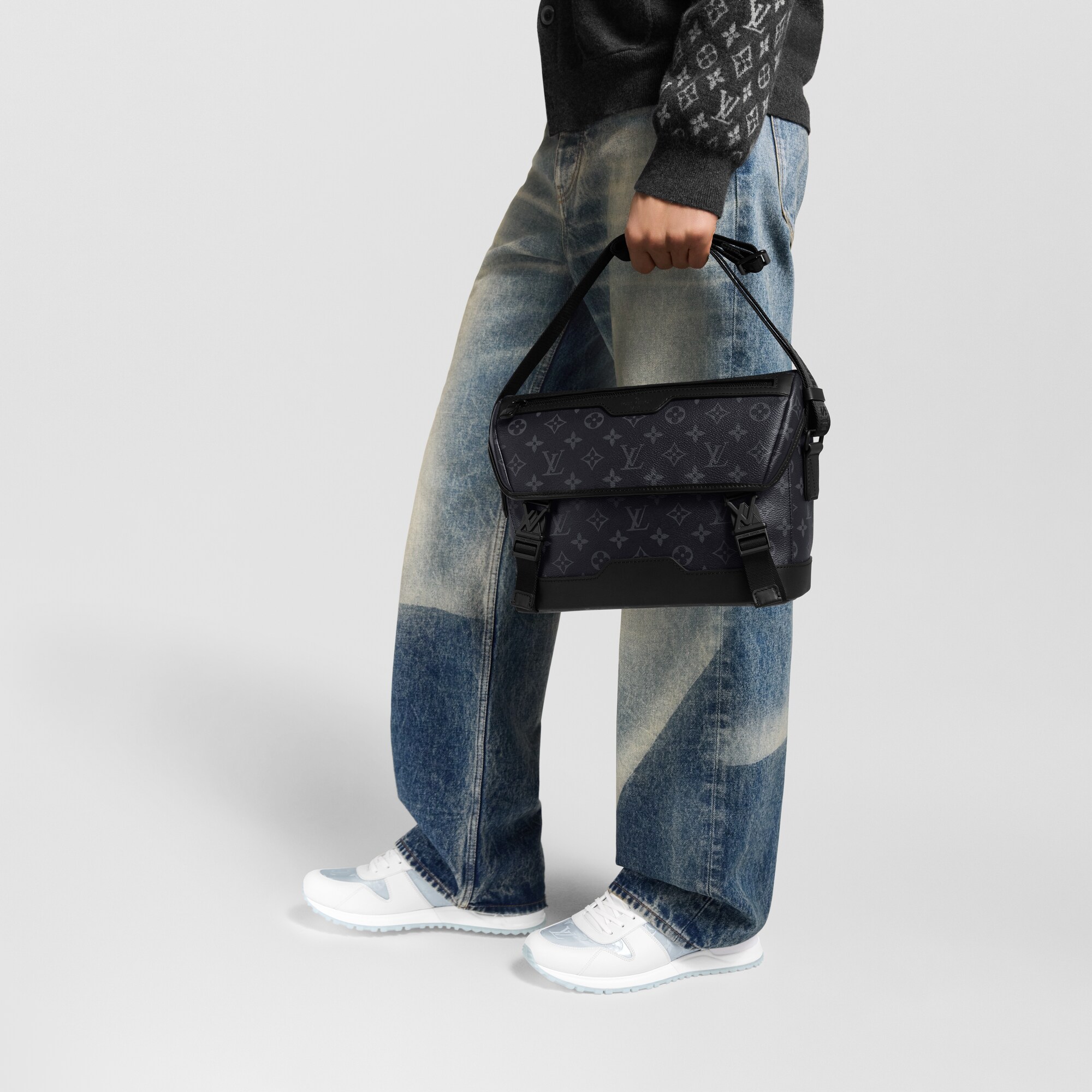 Monogram Eclipse Bolsas Masculinas Lançamentos Bolsa Messenger Voyager PM | Louis Vuitton ® (Zoom no Produto)