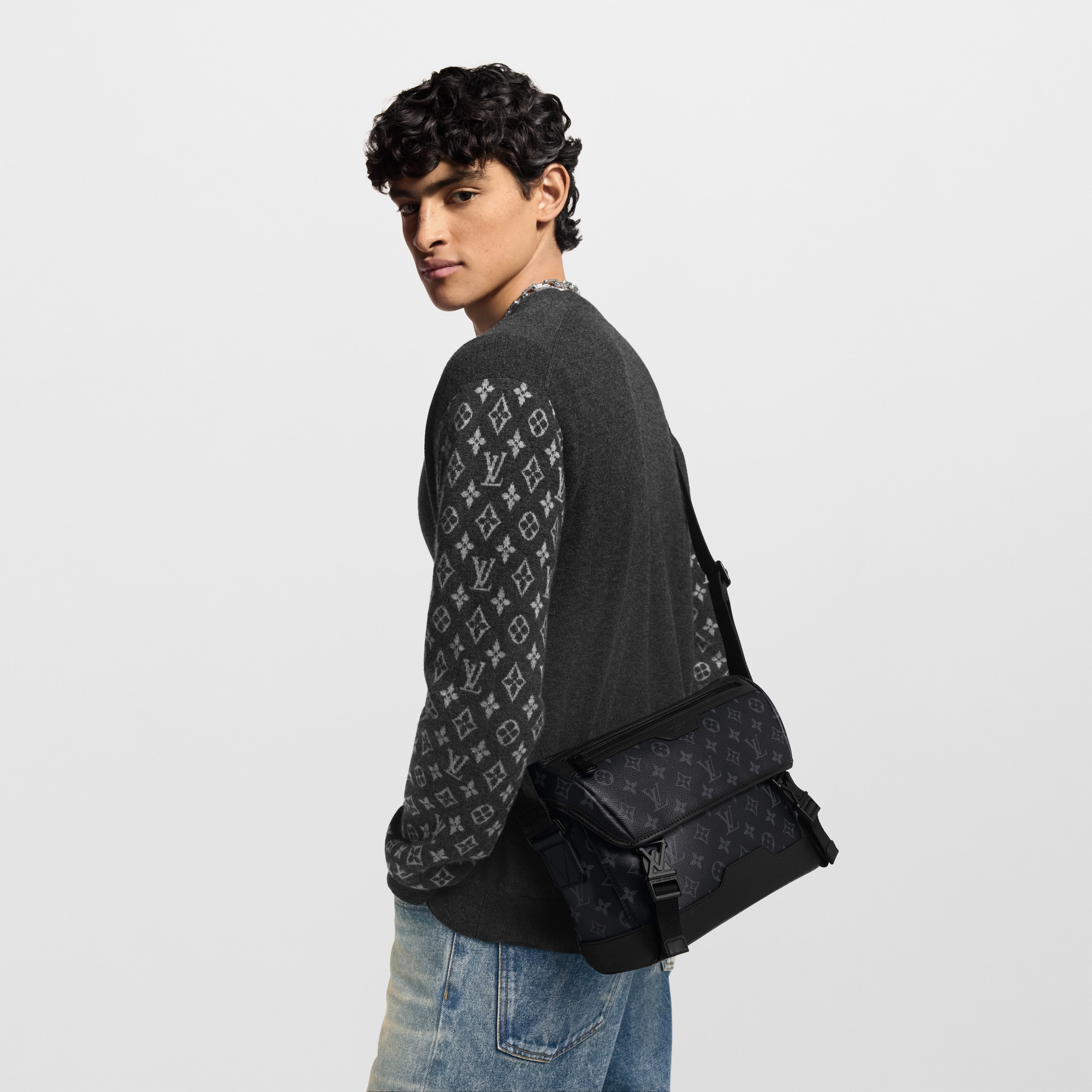 Monogram Eclipse Bolsas Masculinas Lançamentos Bolsa Messenger Voyager PM | Louis Vuitton ® (Zoom no Produto)