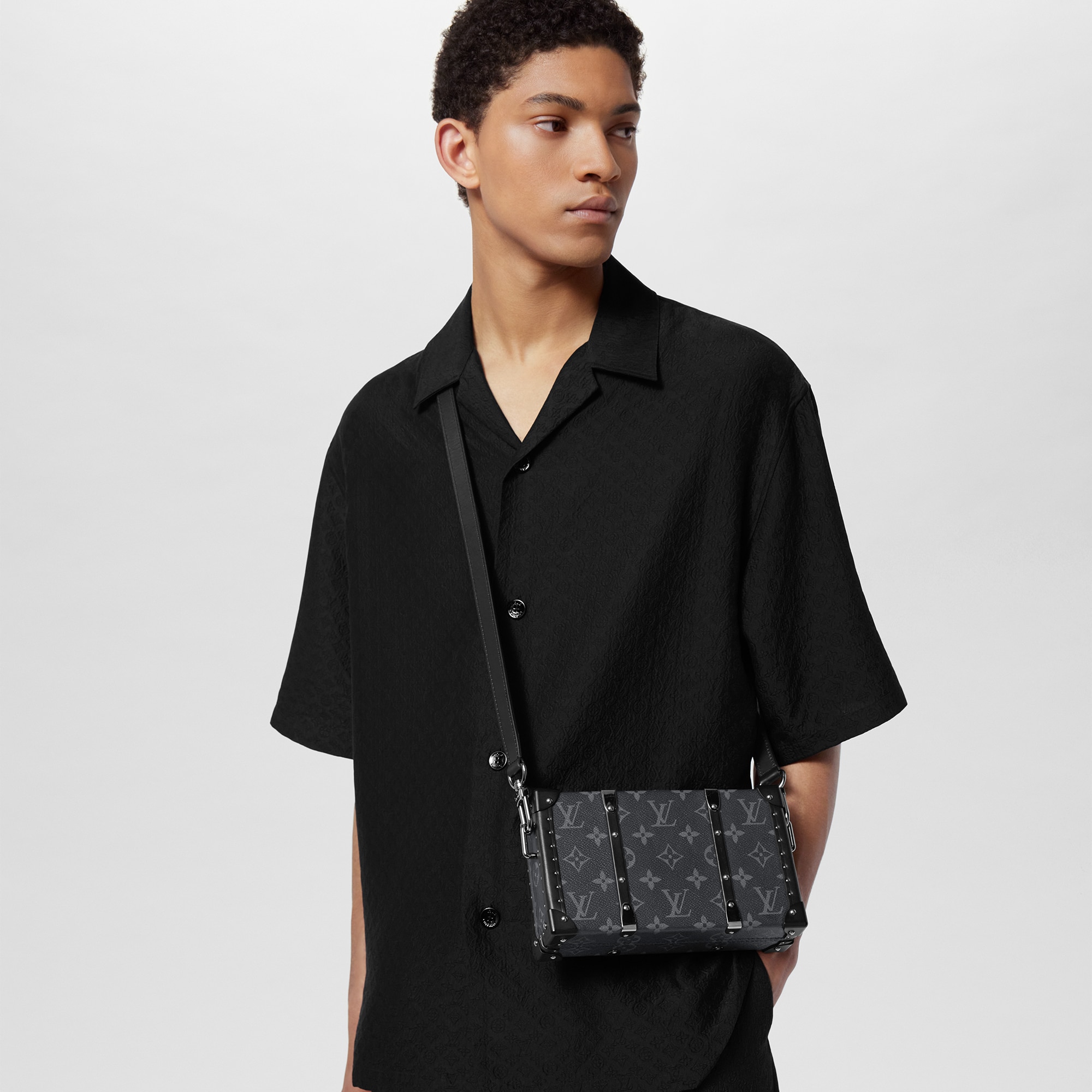 Monogram Eclipse Destaques Campanha Art of Living Bolsa Neo Wallet Trunk | Louis Vuitton ® (Zoom no Produto)