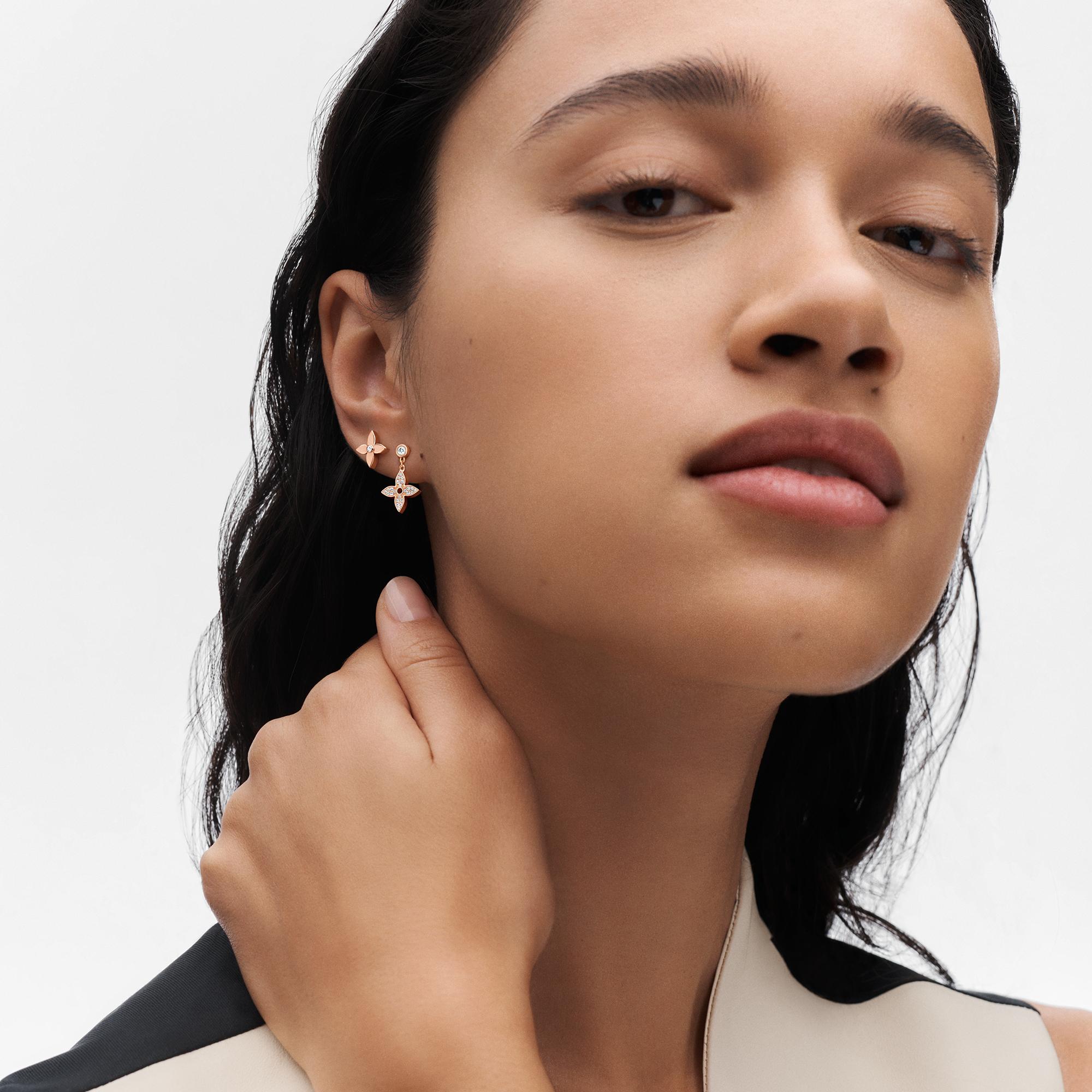  Categorias Brincos Brinco Reversível Unitário Idylle Blossom em Ouros Amarelo e Rosa e Diamante | Louis Vuitton ® (Zoom no Produto)