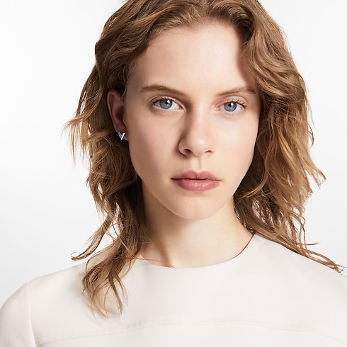 S00 Bijuterias Finas Todas as Bijuterias Finas Brincos Essential V | Louis Vuitton ® (Zoom no Produto)