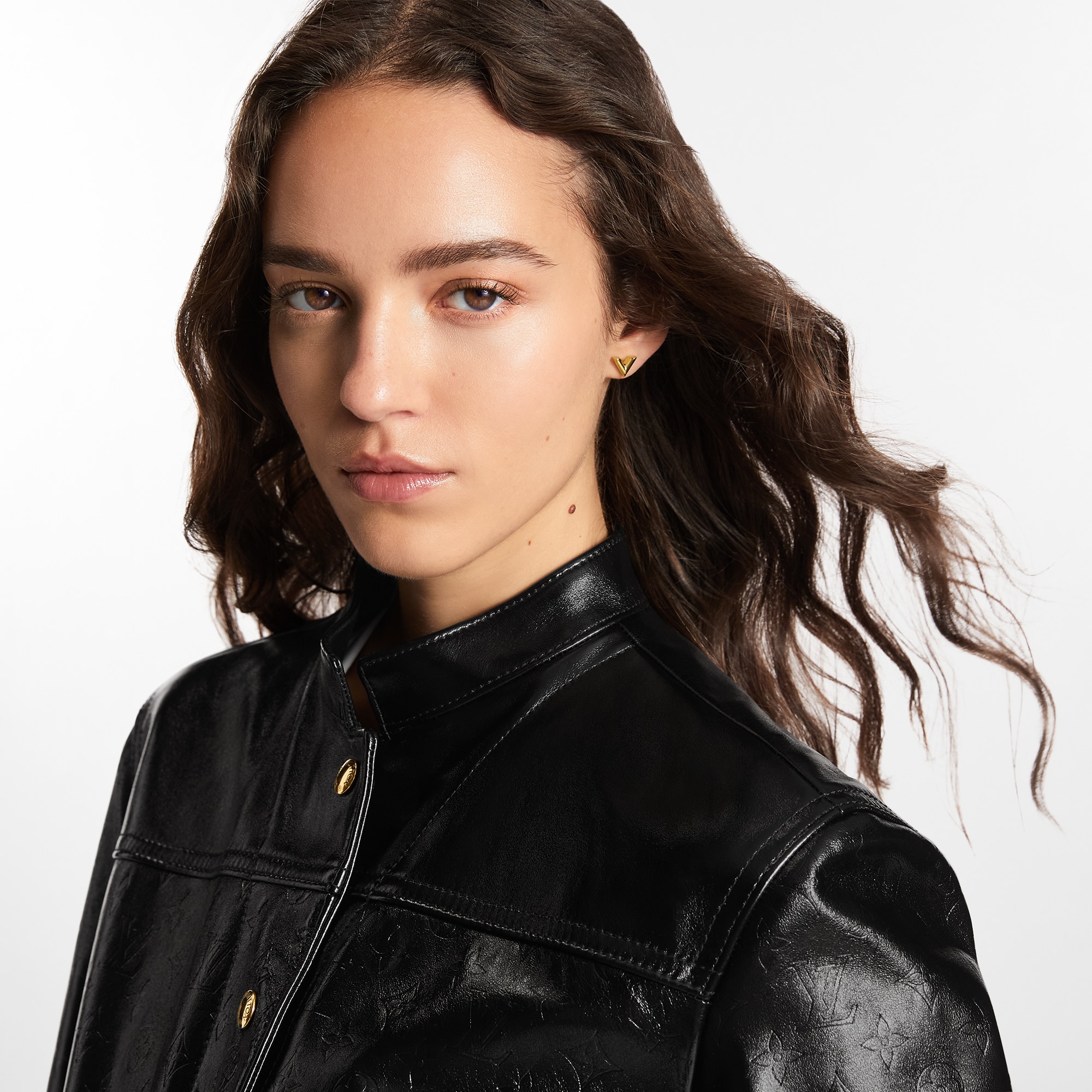 S00 Bijuterias Finas Todas as Bijuterias Finas Brincos Essential V Stud | Louis Vuitton ® (Zoom no Produto)