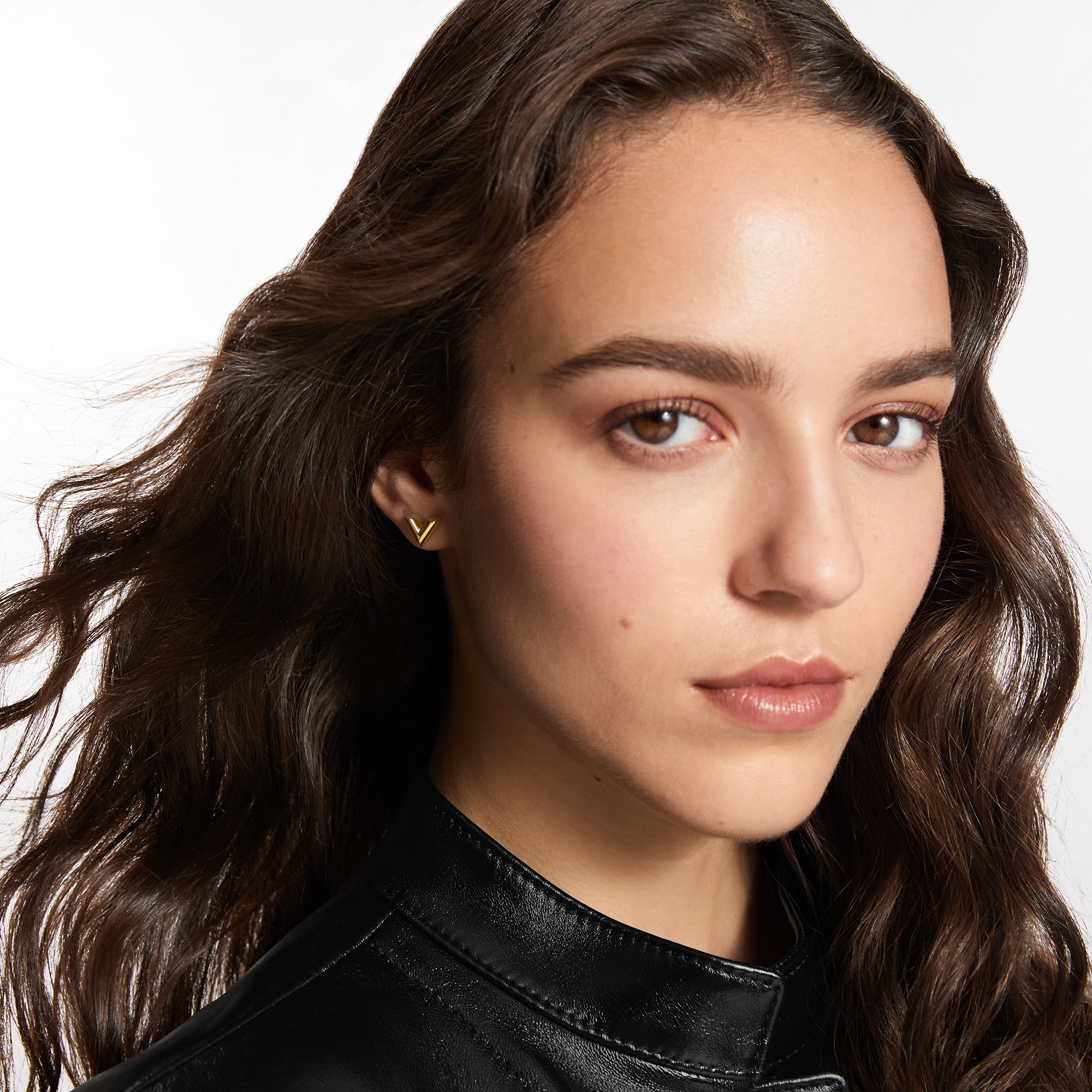 S00 Bijuterias Finas Todas as Bijuterias Finas Brincos Essential V Stud | Louis Vuitton ® (Zoom no Produto)