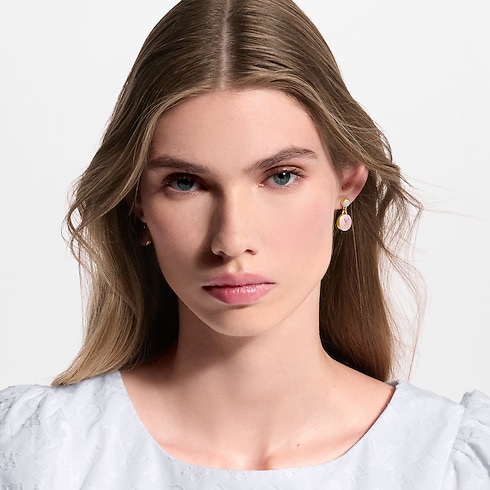 Brincos LV Pearly Confetti – No Corpo