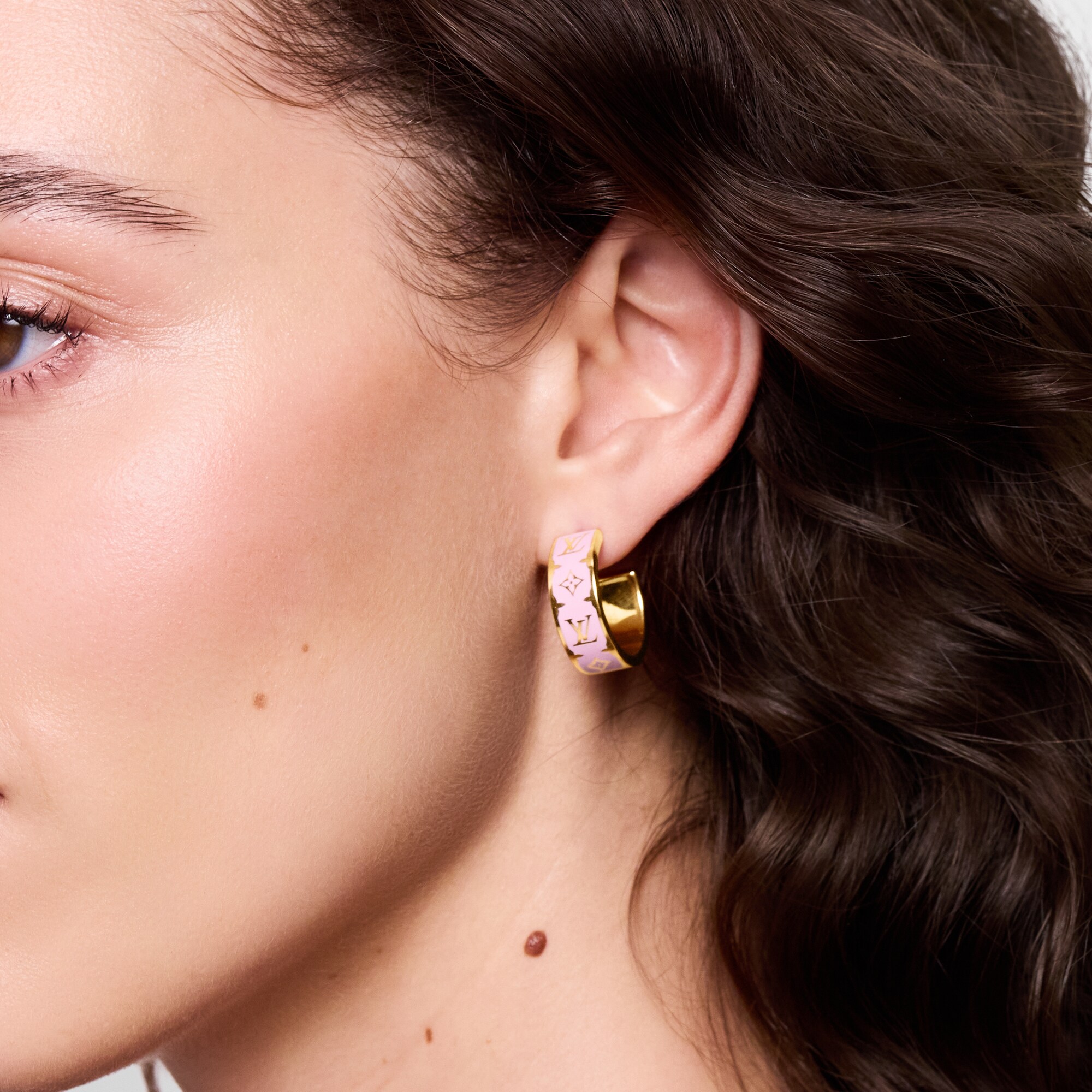 S00 Bijuterias Finas Brincos Brincos Nanogram Enamel | Louis Vuitton ® (Zoom no Produto)