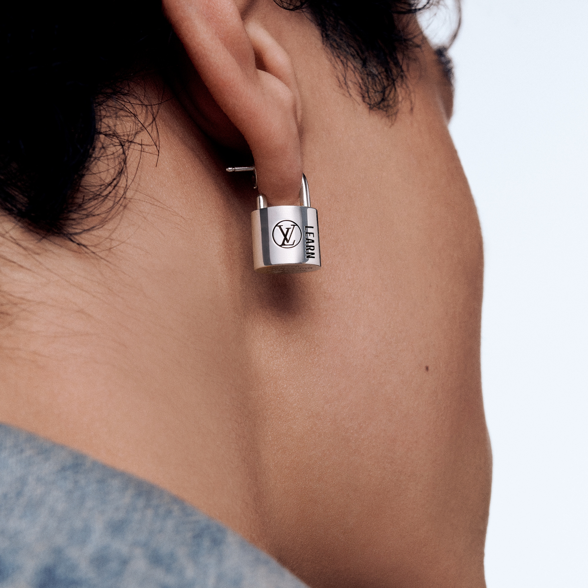  Categorias Brincos Brincos Silver Lockit em Prata de Lei com Trabalho Esmaltado em Preto | Louis Vuitton ® (Zoom no Produto)