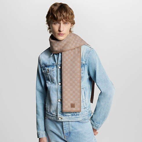 S00 Presentes Festivos Para Ele } Cachecol Neo Petit Damier | Louis Vuitton ® (Zoom no Produto)