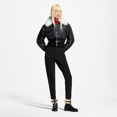 Calça com Detalhe de Costura e Cinto – No Corpo