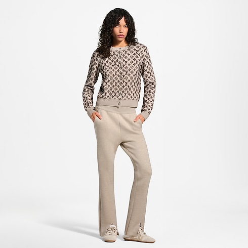 Novidades em Feminino } Calça de Tricô com Abertura na Barra e Detalhe em Monogram | Louis Vuitton ® (Zoom no Produto)