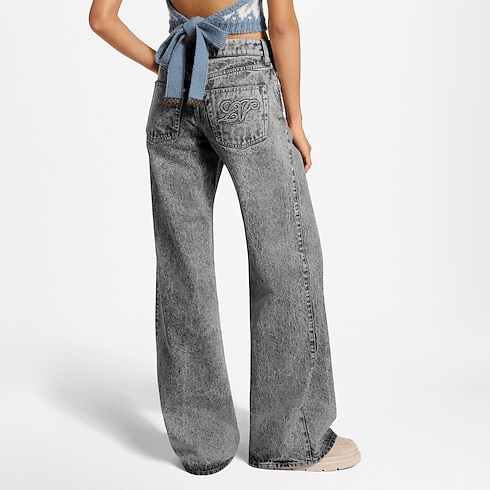 Calça Jeans Flare Estonada – Vista No Corpo (Detalhe)