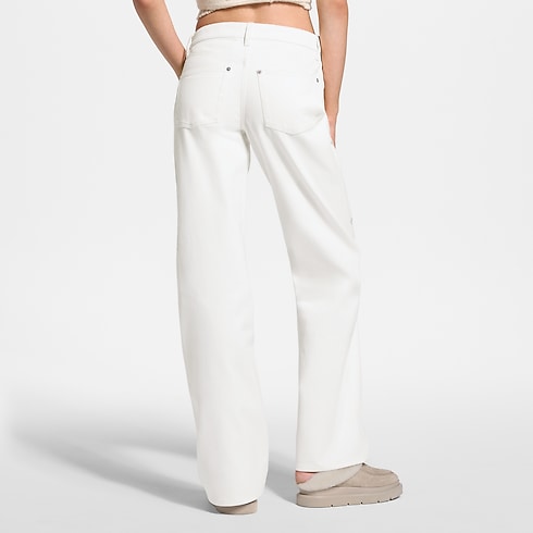 Calça Jeans Pantalona com Assinaturas em Paetês – Vista No Corpo (Detalhe)
