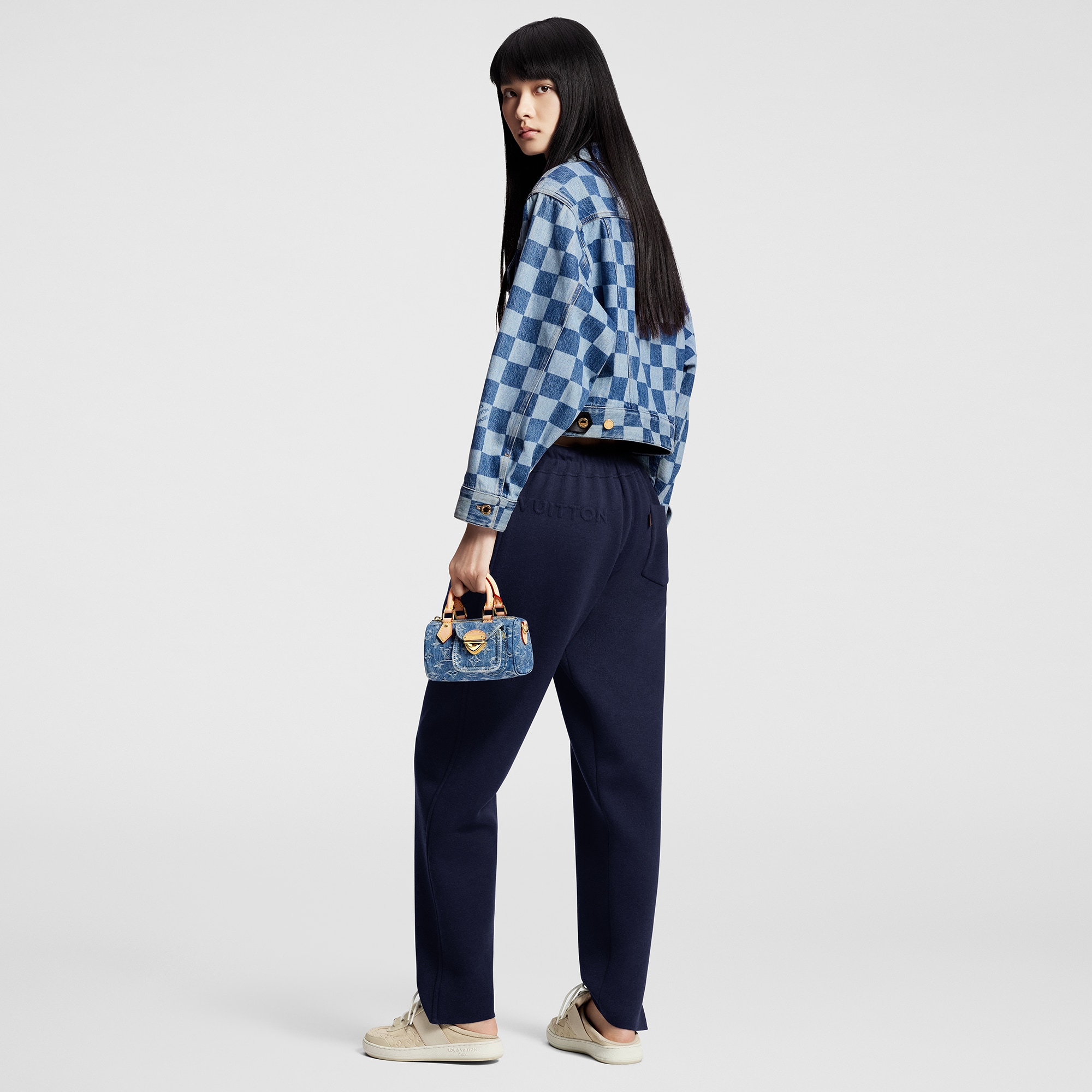  Ready-to-Wear Calças Calça Jogger com Assinatura em Relevo | Louis Vuitton ® (Zoom no Produto)