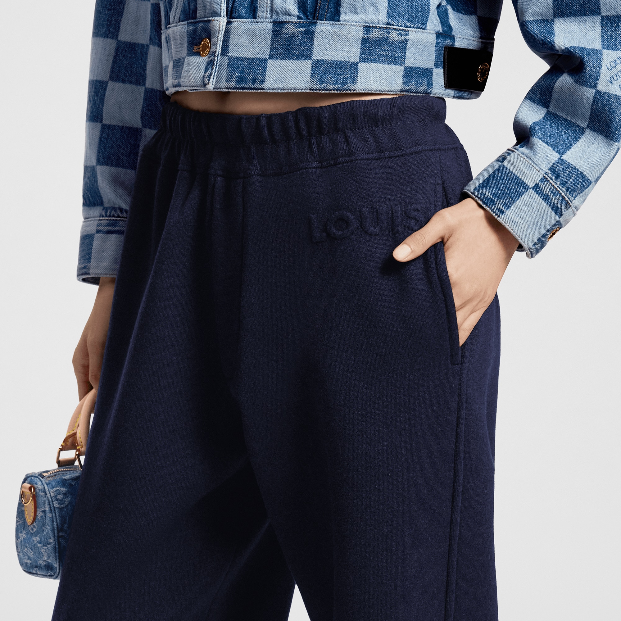  Ready-to-Wear Calças Calça Jogger com Assinatura em Relevo | Louis Vuitton ® (Zoom no Produto)