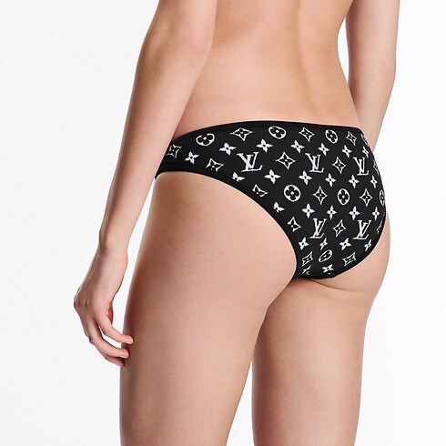 Calcinha de Biquíni com Grafismo Monogram – Vista No Corpo (Detalhe)