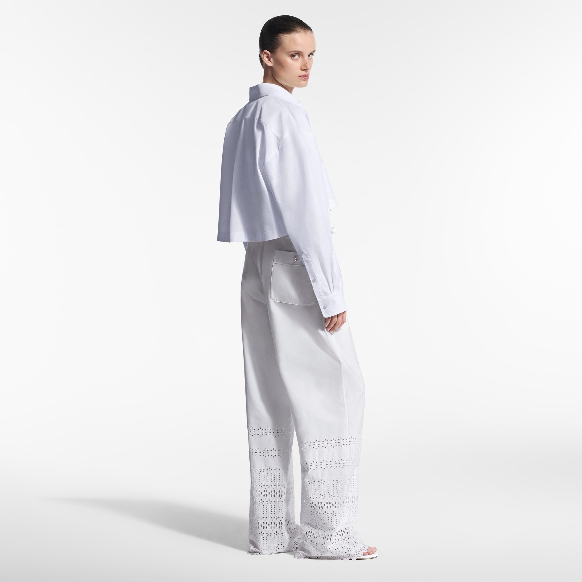  Ready-to-Wear Blusas Camisa Cropped com LV em Bordado Inglês | Louis Vuitton ® (Zoom no Produto)