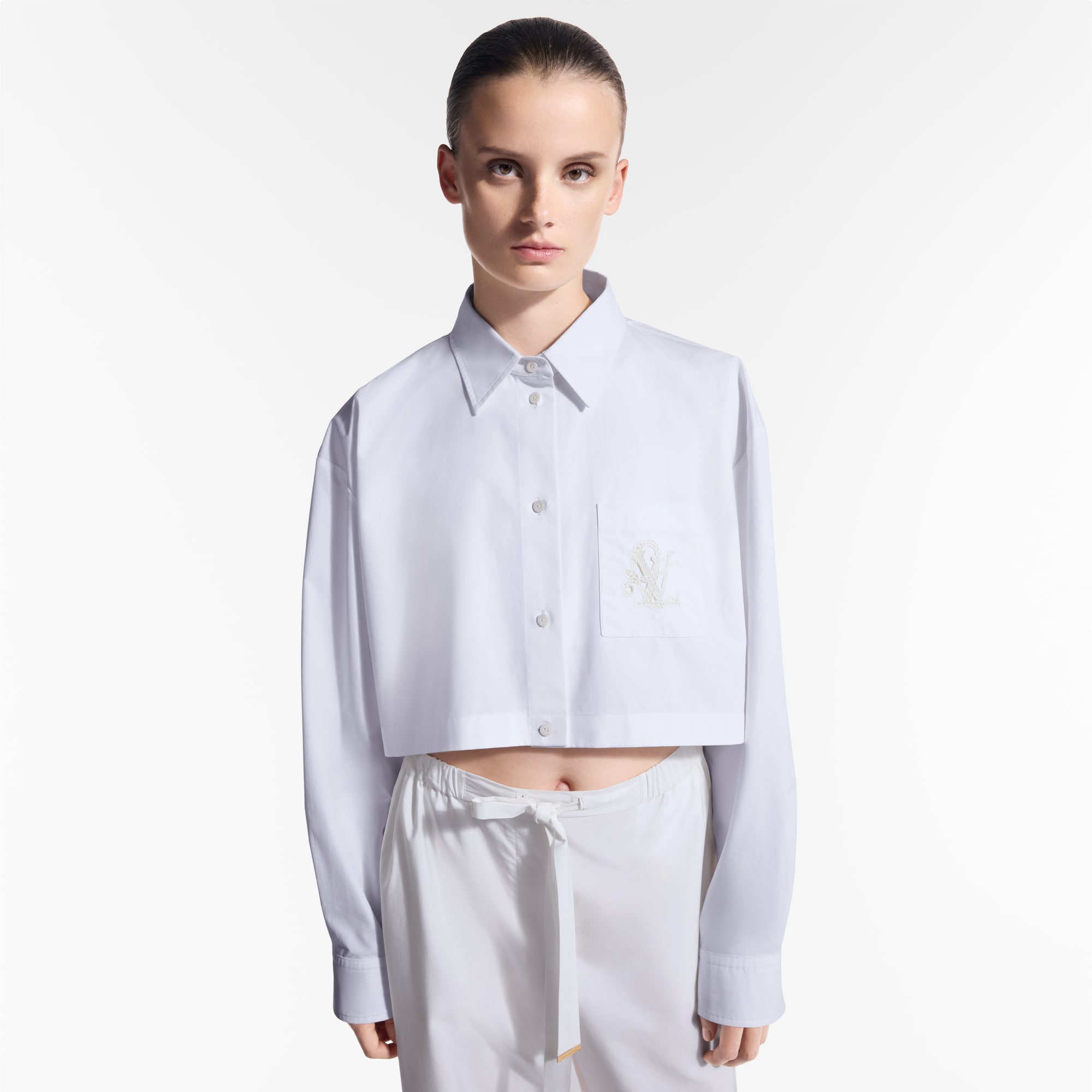  Ready-to-Wear Blusas Camisa Cropped com LV em Bordado Inglês | Louis Vuitton ® (Zoom no Produto)
