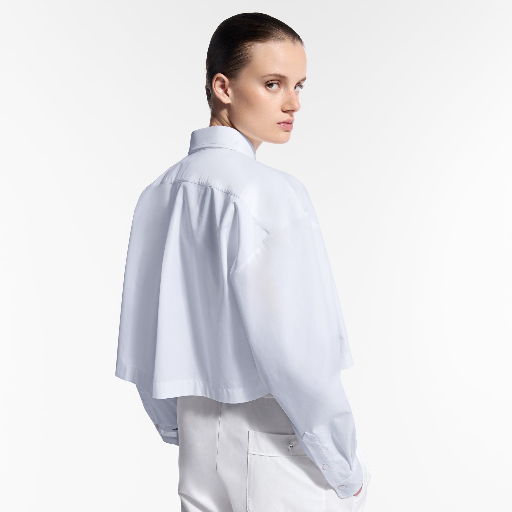  Ready-to-Wear Blusas Camisa Cropped com LV em Bordado Inglês | Louis Vuitton ® (Zoom no Produto)