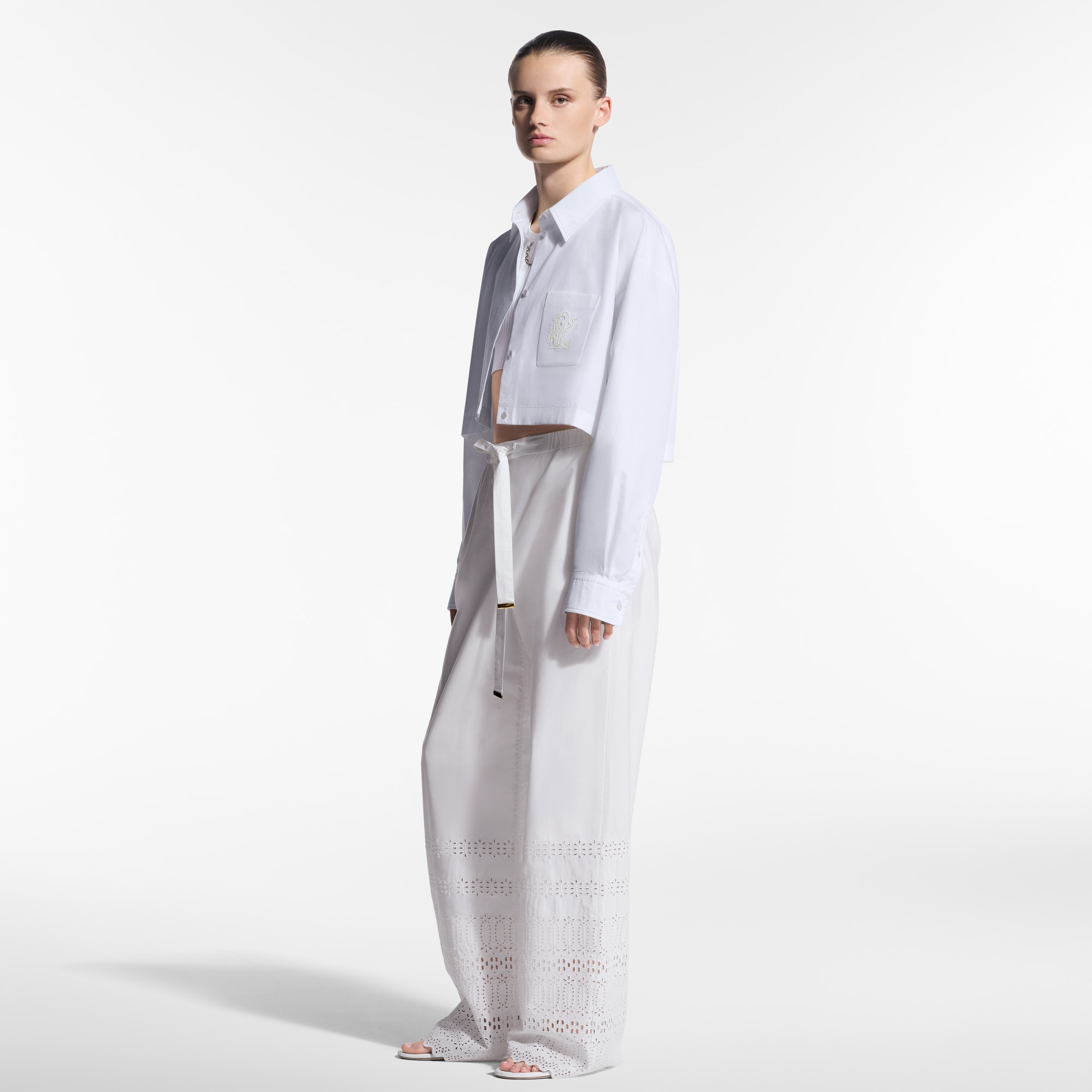  Ready-to-Wear Blusas Camisa Cropped com LV em Bordado Inglês | Louis Vuitton ® (Zoom no Produto)