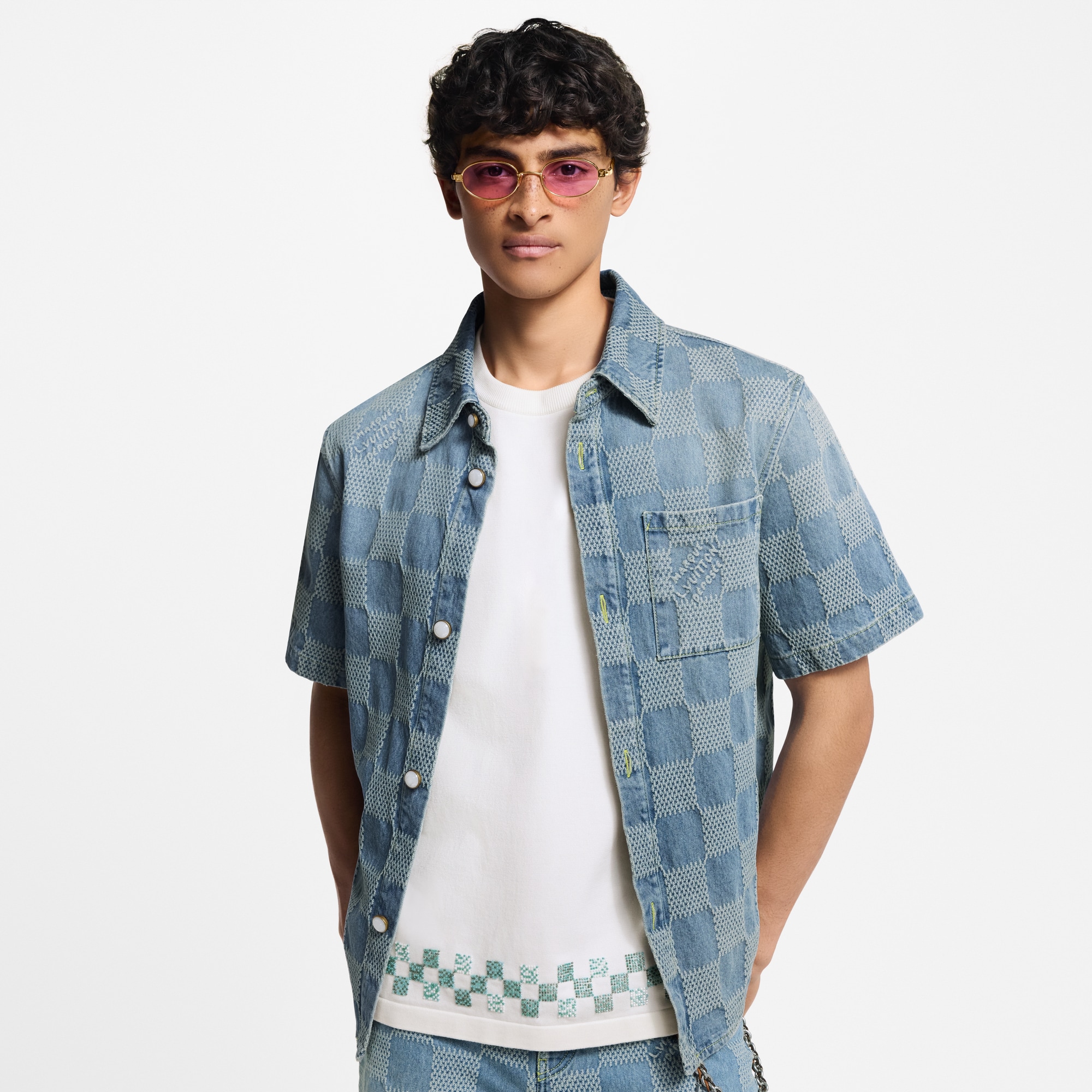  Ready-to-Wear Camisas Camisa de Manga Curta em Jeans Claro com Damier 3D | Louis Vuitton ® (Zoom no Produto)