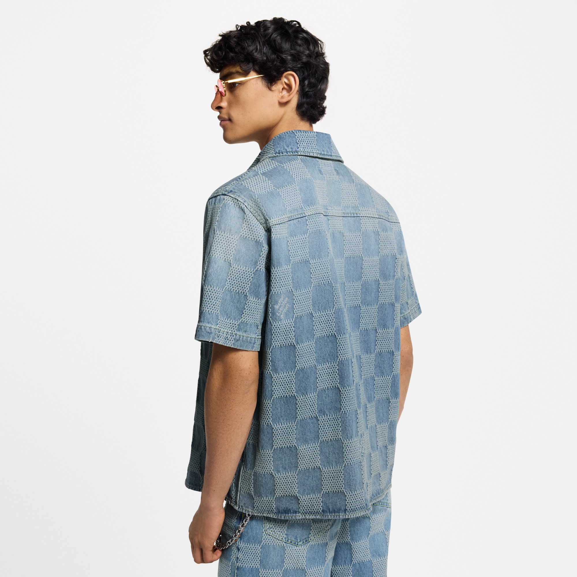  Ready-to-Wear Camisas Camisa de Manga Curta em Jeans Claro com Damier 3D | Louis Vuitton ® (Zoom no Produto)