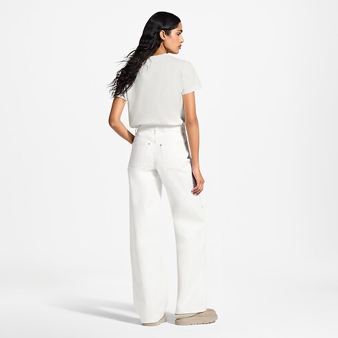 Camiseta com Assinatura no Bolso – Vista de Ambiente