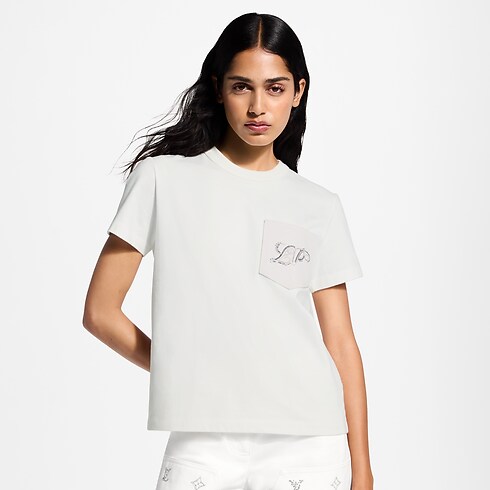 Camiseta com Assinatura no Bolso – Vista Cortada