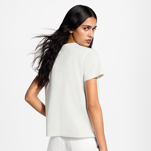 Camiseta com Assinatura no Bolso – Vista No Corpo (Detalhe)