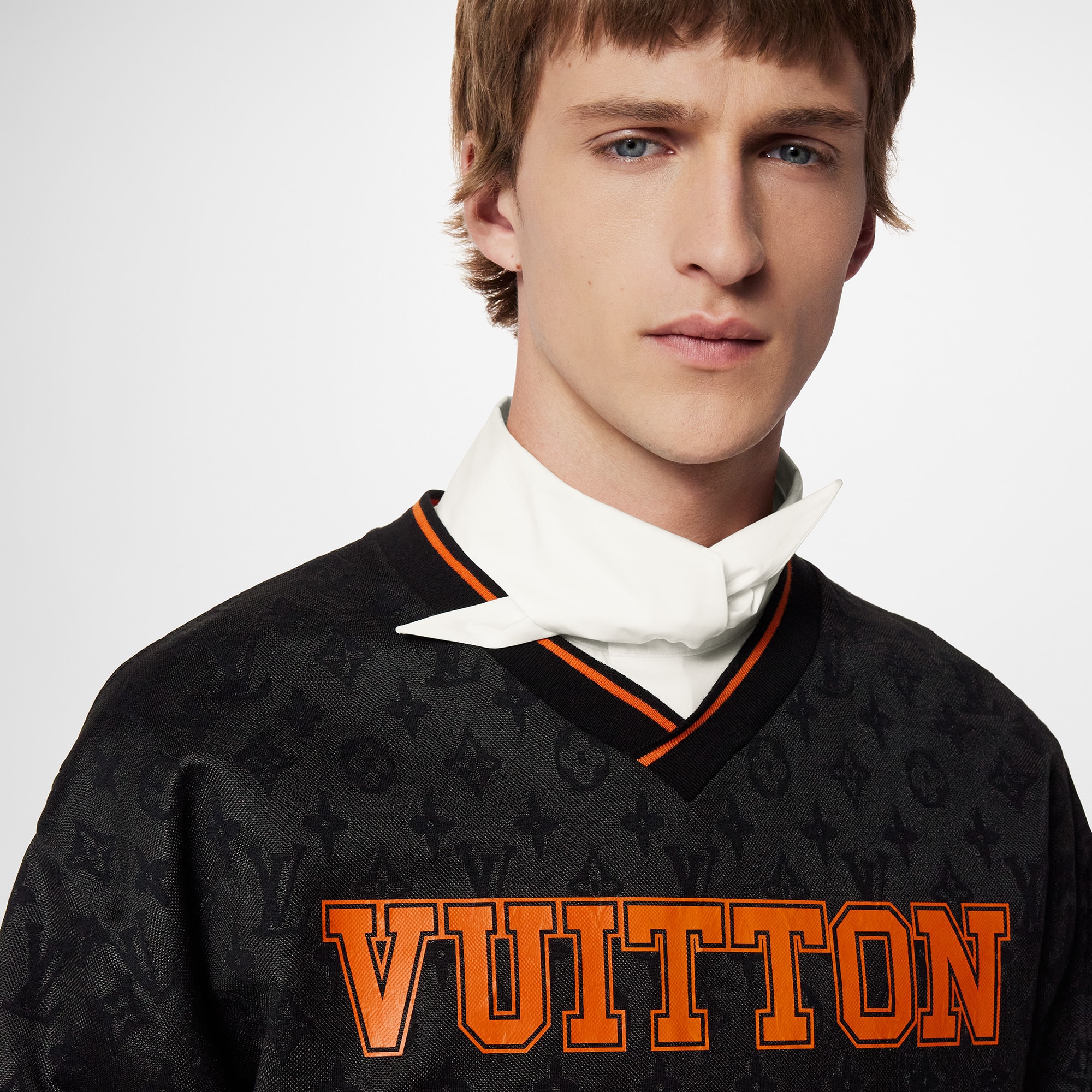  Discontinued Product Obs 7 Camiseta Esportiva com Gola V Monogram | Louis Vuitton ® (Zoom no Produto)