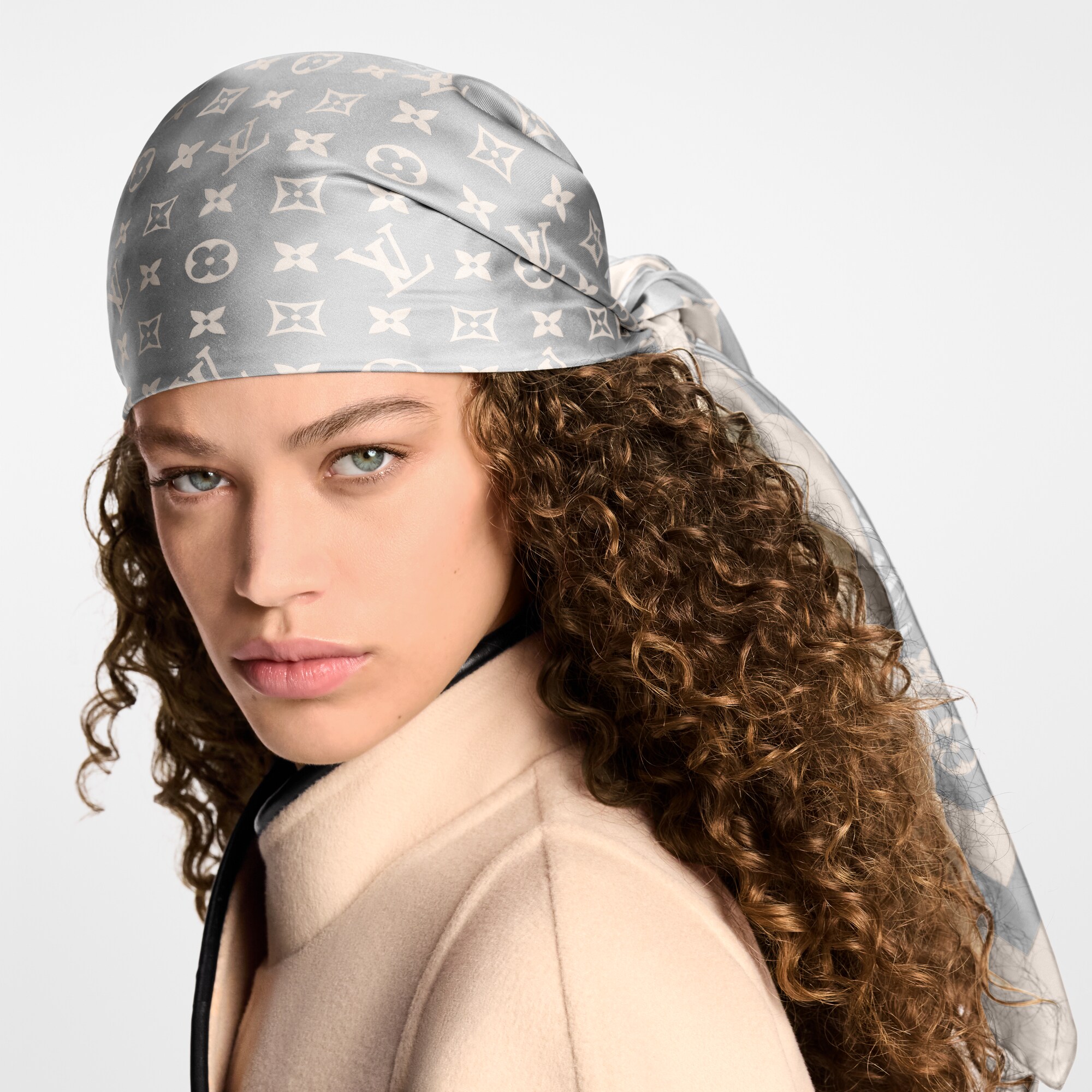 S00 Acessórios Lenços de Seda e Bandeaus Carré Monogram Silhouette 90 cm | Louis Vuitton ® (Zoom no Produto)