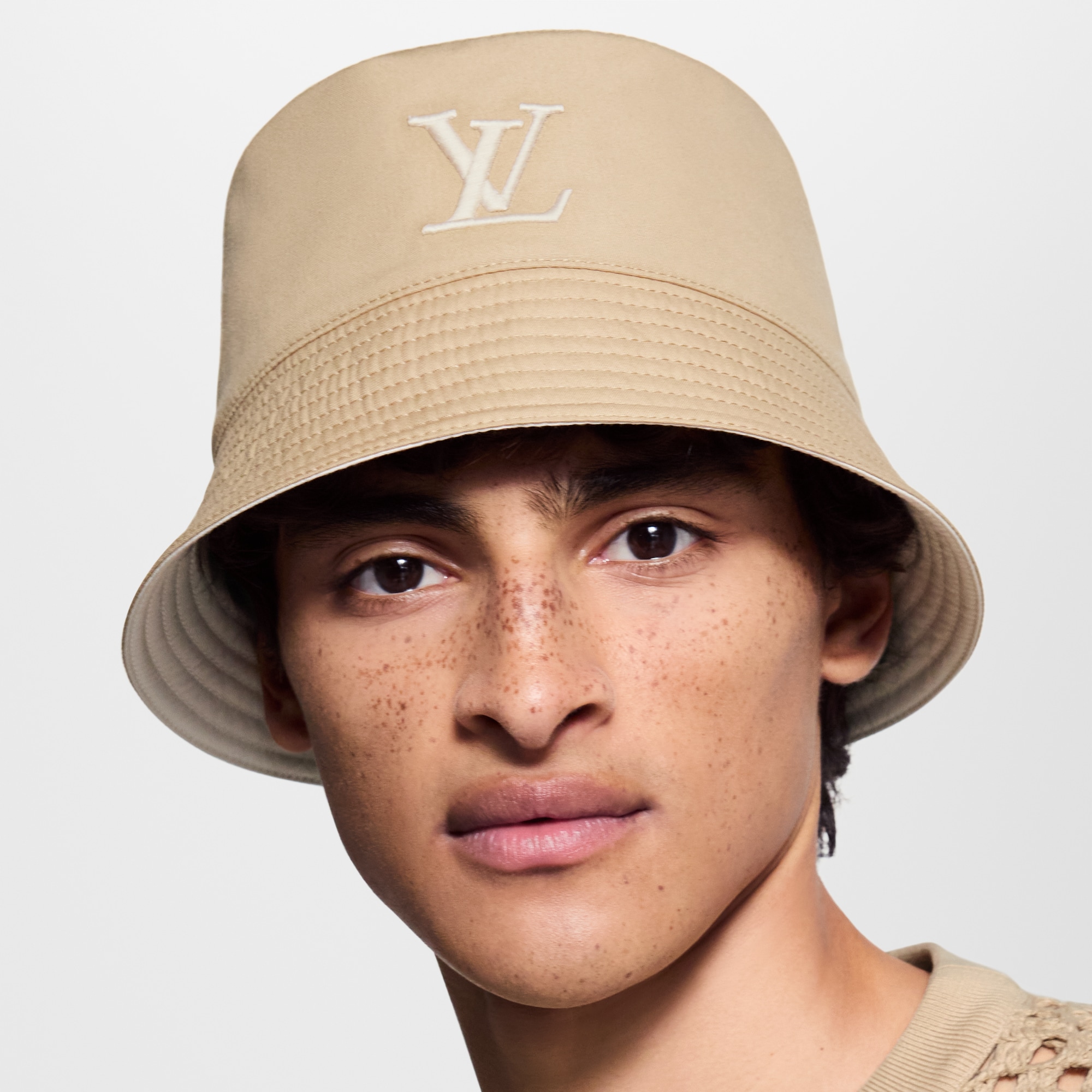 S00 Acessórios Chapéus, Gorros e Luvas Chapéu Bucket Only LV | Louis Vuitton ® (Zoom no Produto)