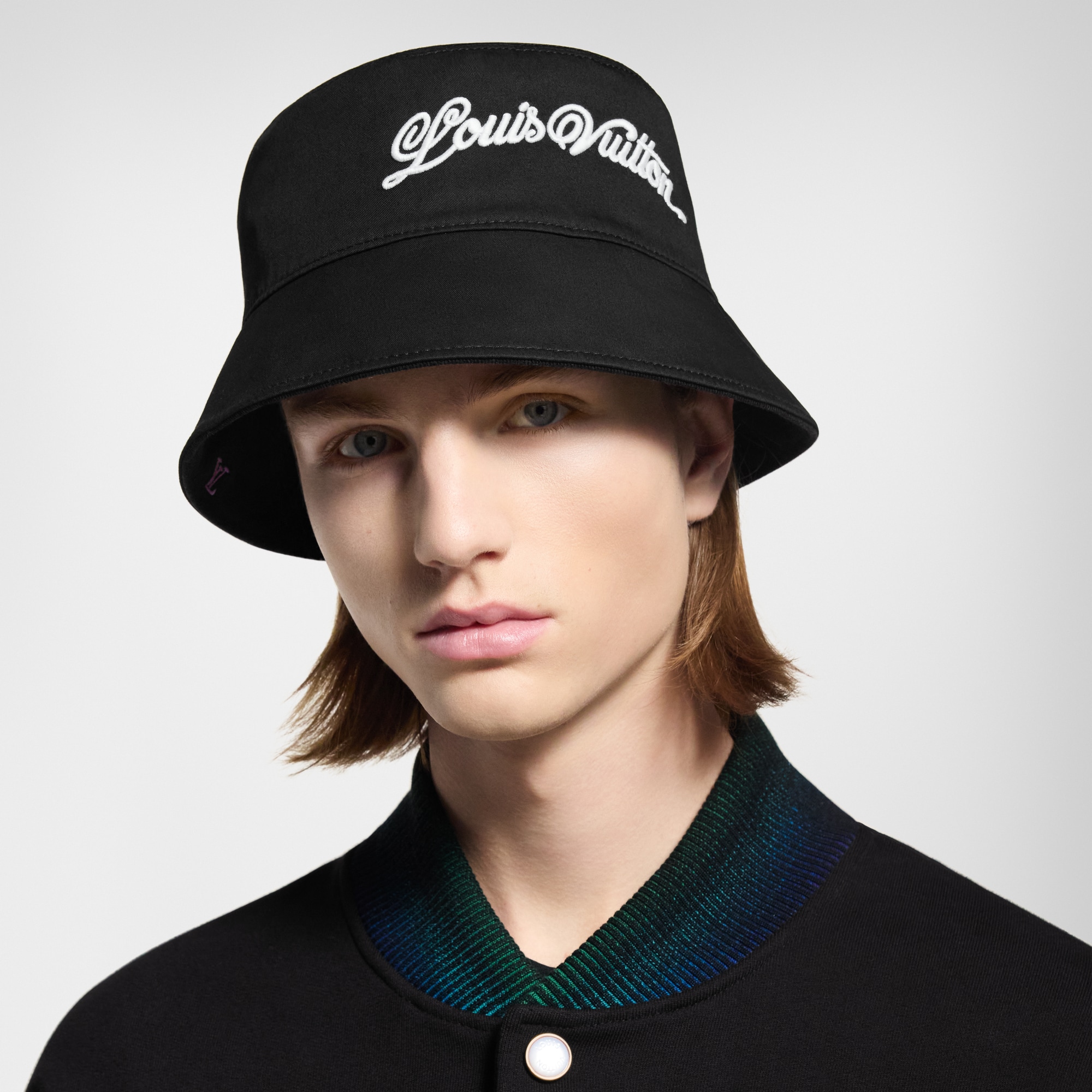 S00 Acessórios Chapéus, Gorros e Luvas Chapéu Bucket Reversível LV Blason Shading Denim | Louis Vuitton ® (Zoom no Produto)