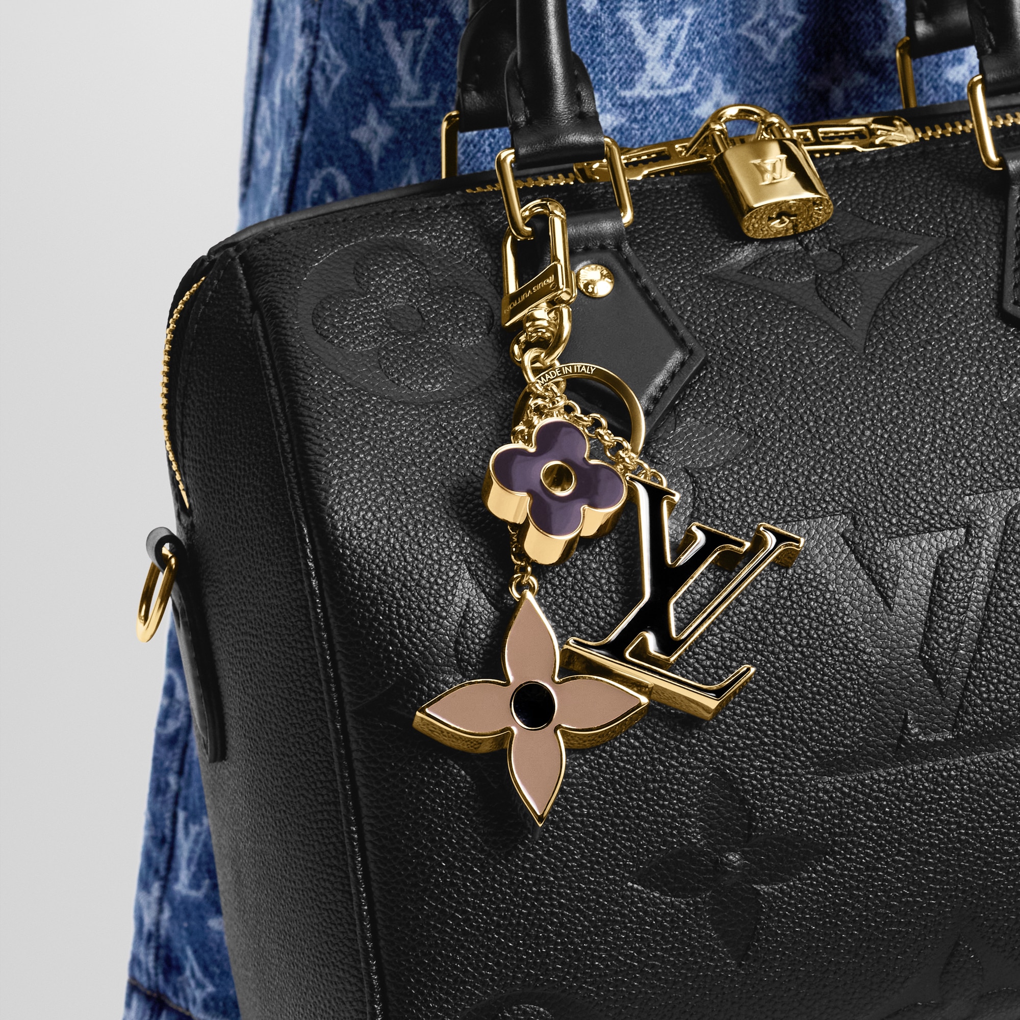 S00 Acessórios Chaveiros e Bag Charms Charm de Bolsa Fleur de Monogram | Louis Vuitton ® (Zoom no Produto)