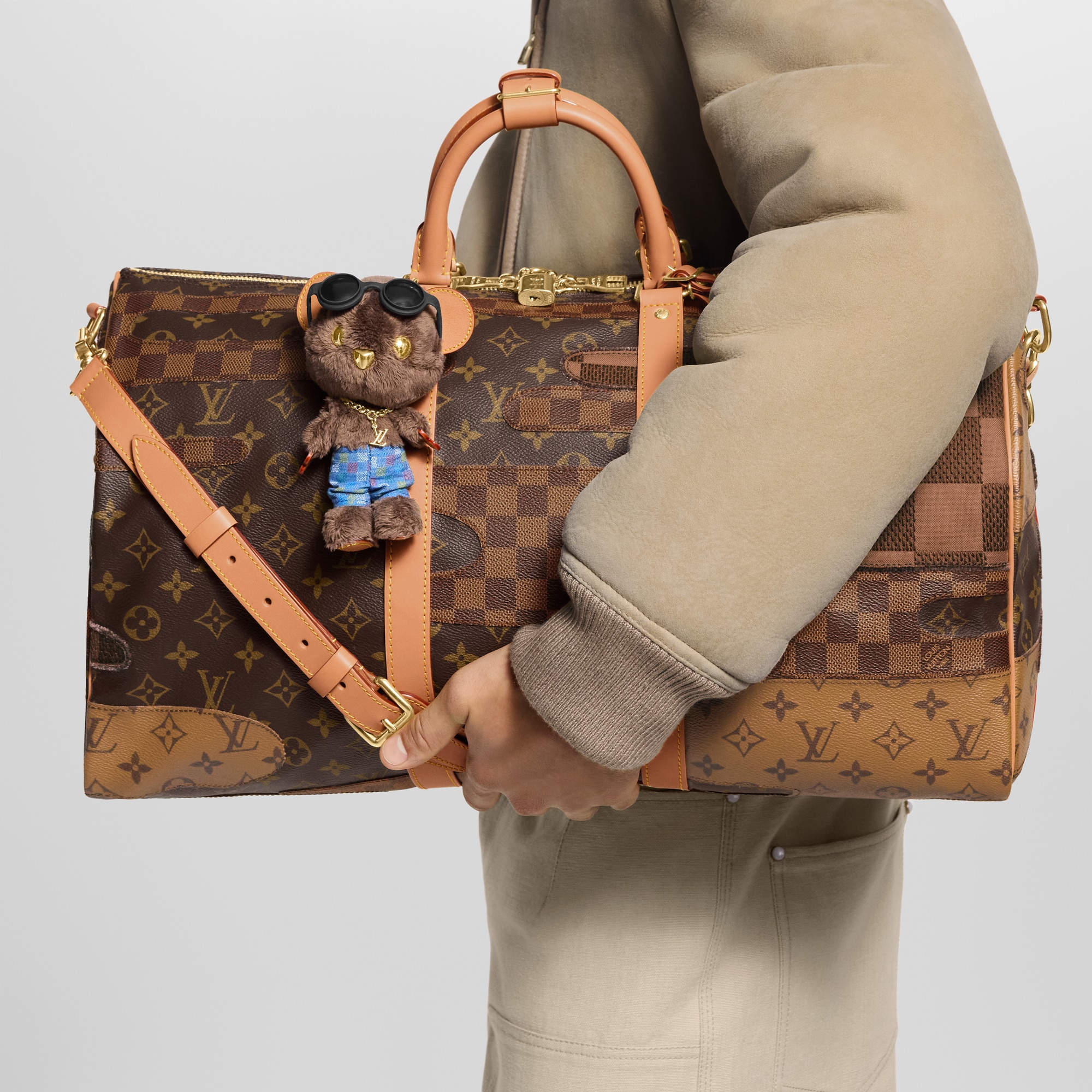 S00 Acessórios Chaveiros e Bag Charms Charm de Bolsa LV Louis Bear | Louis Vuitton ® (Zoom no Produto)