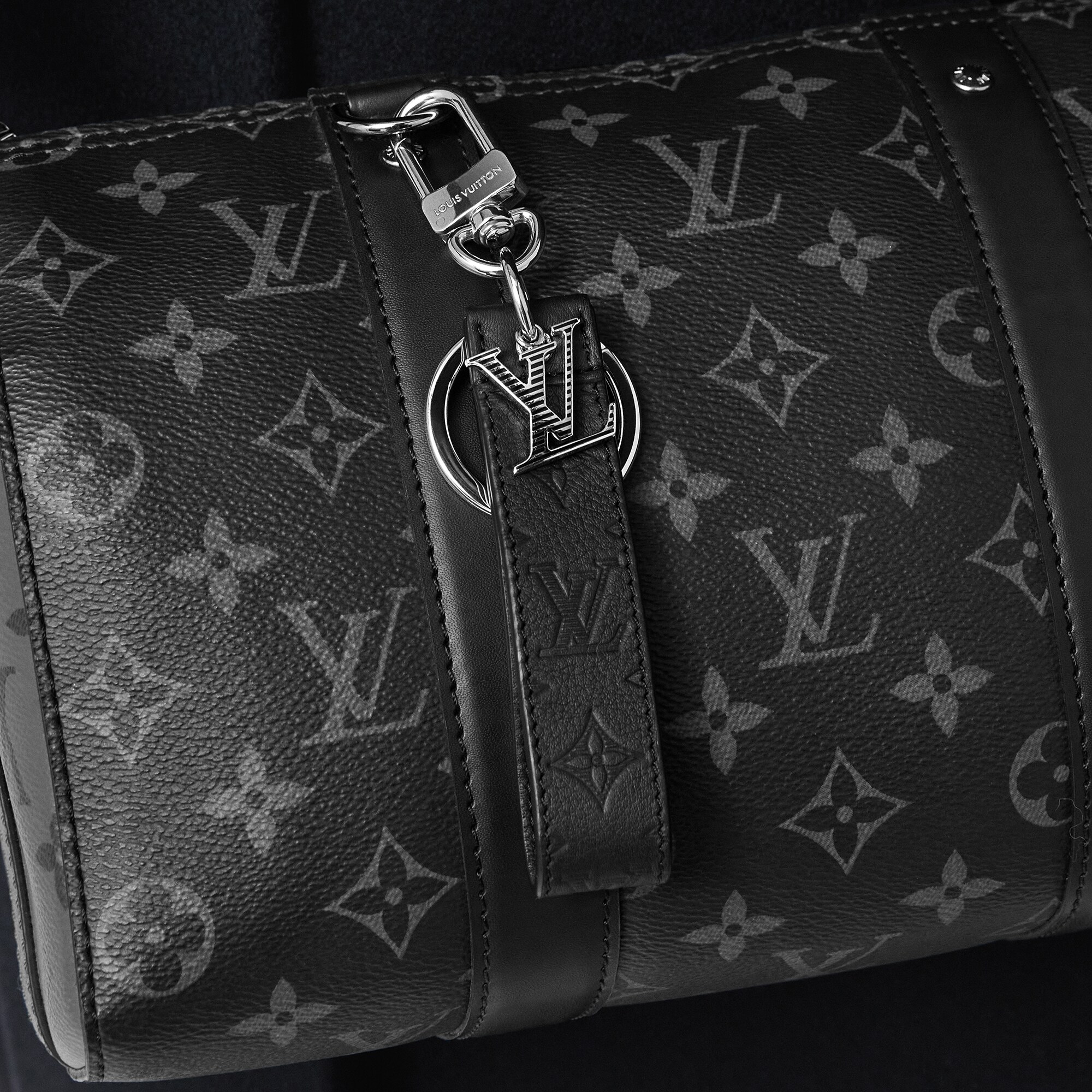S00 Acessórios Chaveiros e Bag Charms Chaveiro e Charm de Bolsa LV Shadow Dragonne | Louis Vuitton ® (Zoom no Produto)