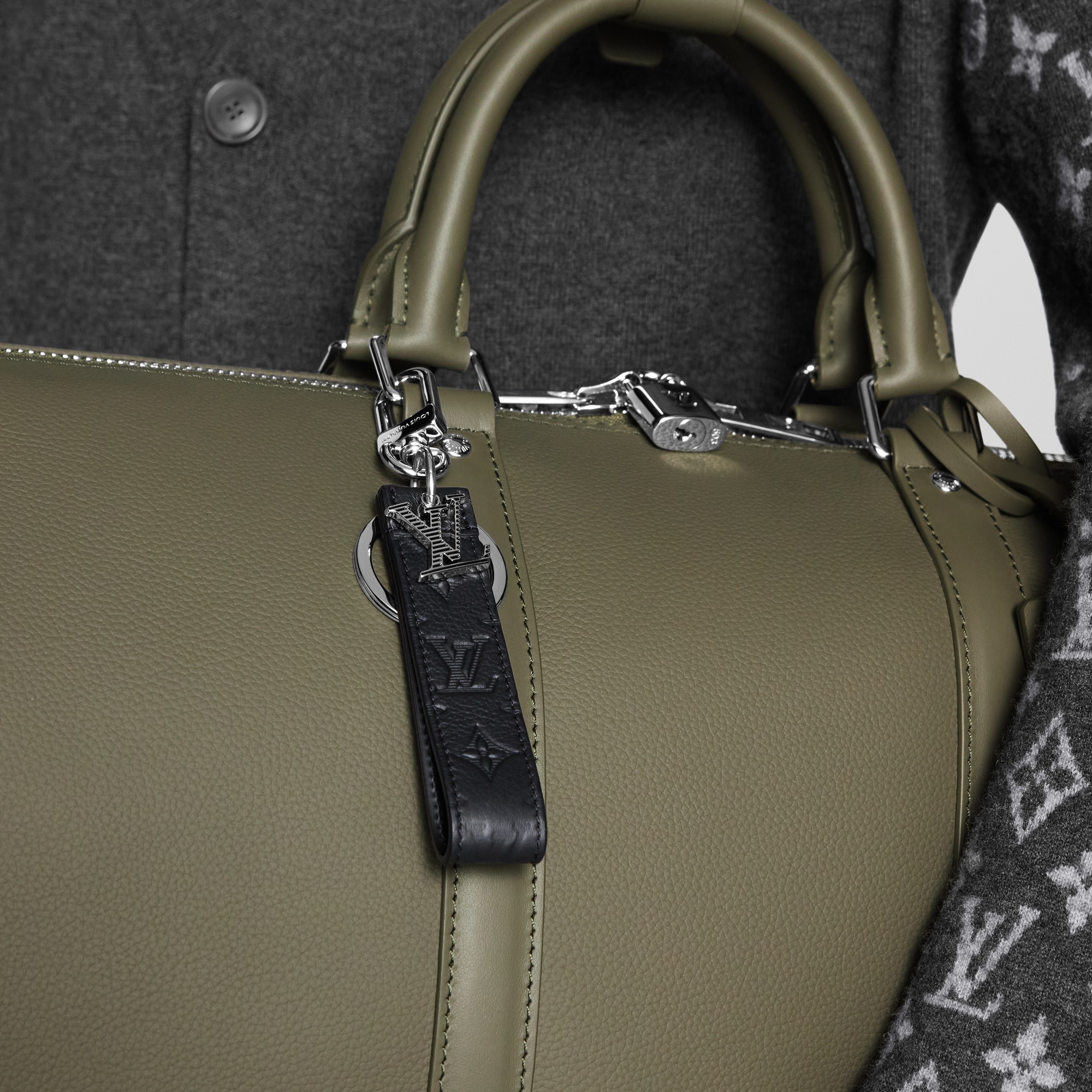 S00 Acessórios Chaveiros e Bag Charms Chaveiro e Charm de Bolsa LV Shadow Dragonne | Louis Vuitton ® (Zoom no Produto)