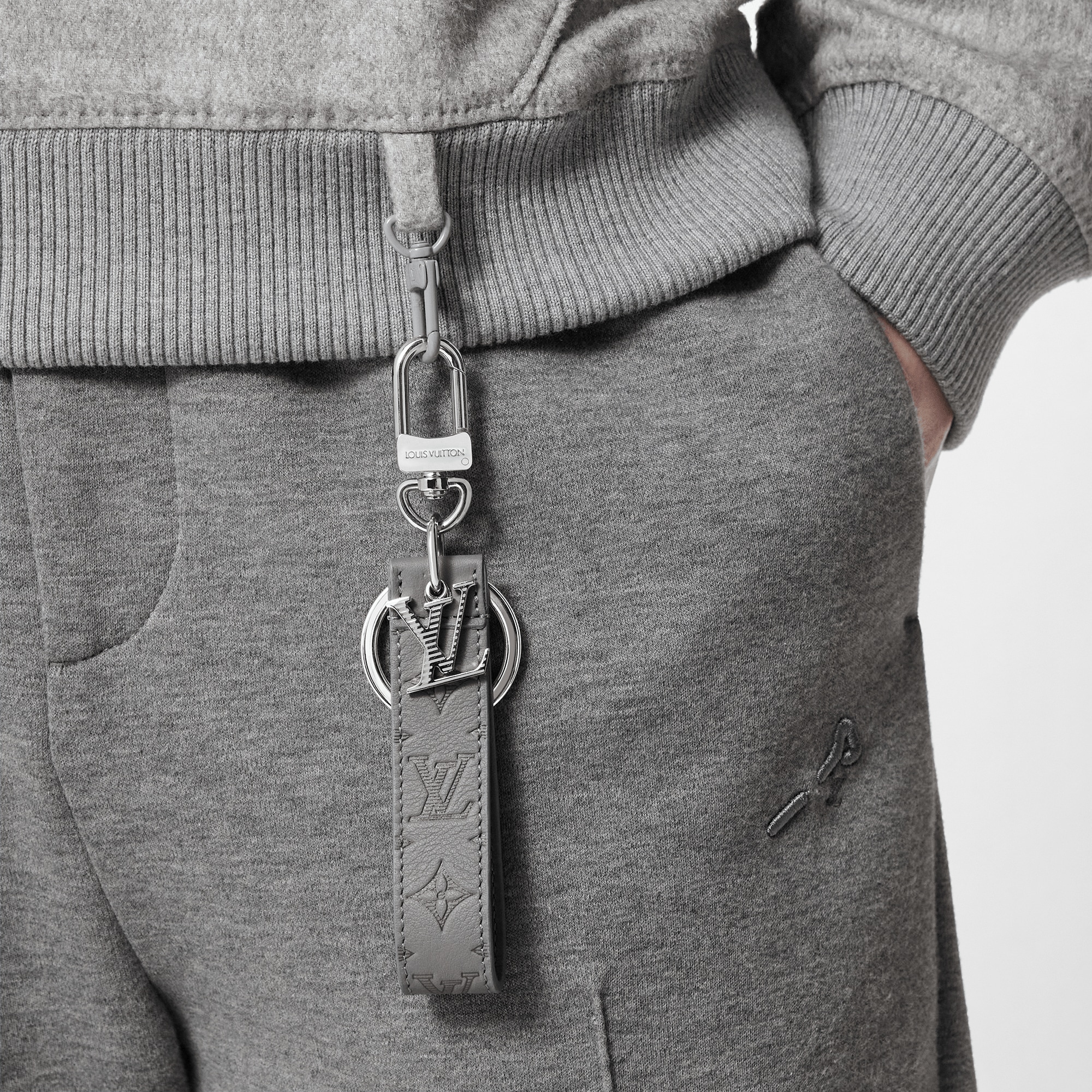 S00 Acessórios Chaveiros e Bag Charms Chaveiro e Charm de Bolsa LV Shadow Dragonne | Louis Vuitton ® (Zoom no Produto)