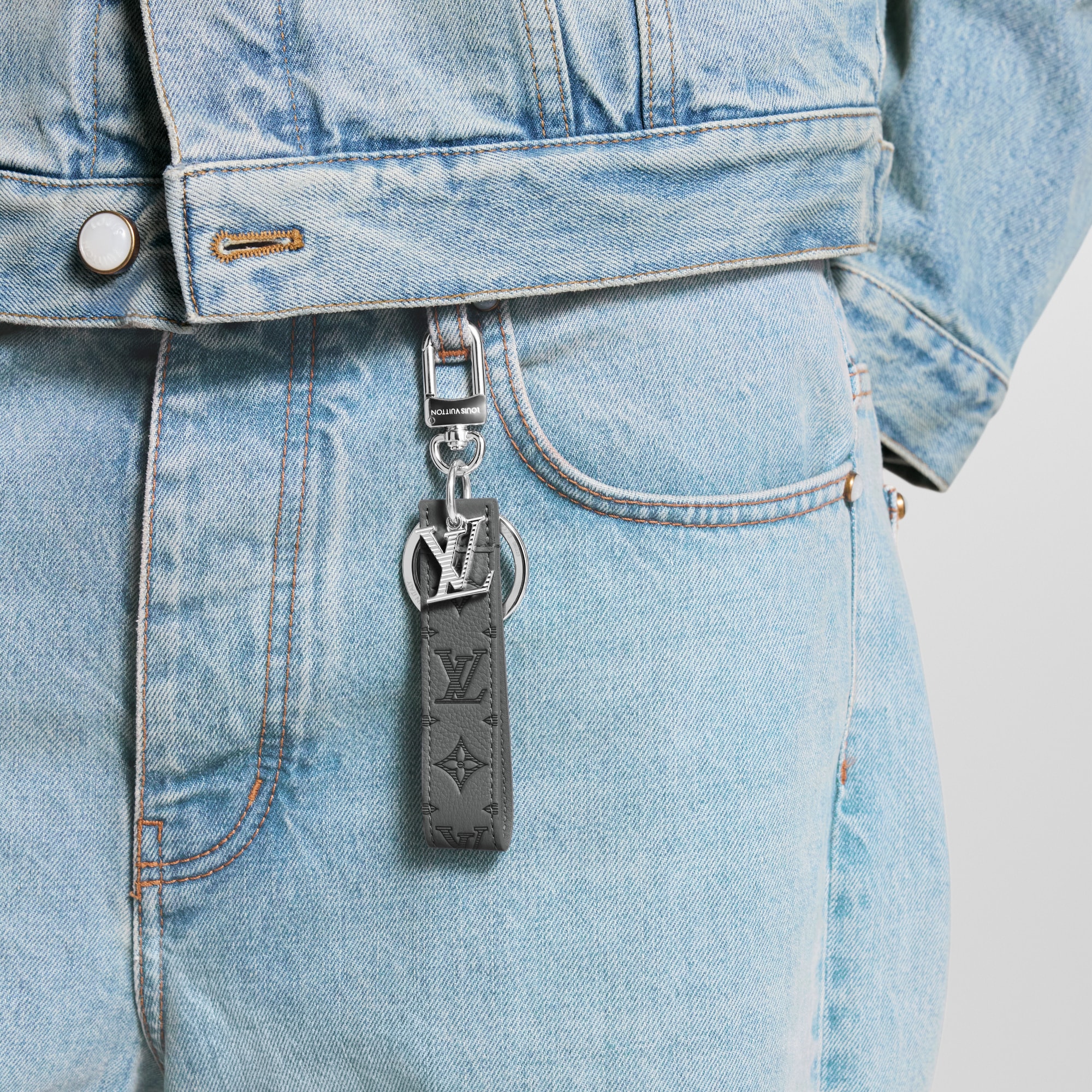 S00 Acessórios Chaveiros e Bag Charms Chaveiro e Charm de Bolsa LV Shadow Dragonne | Louis Vuitton ® (Zoom no Produto)