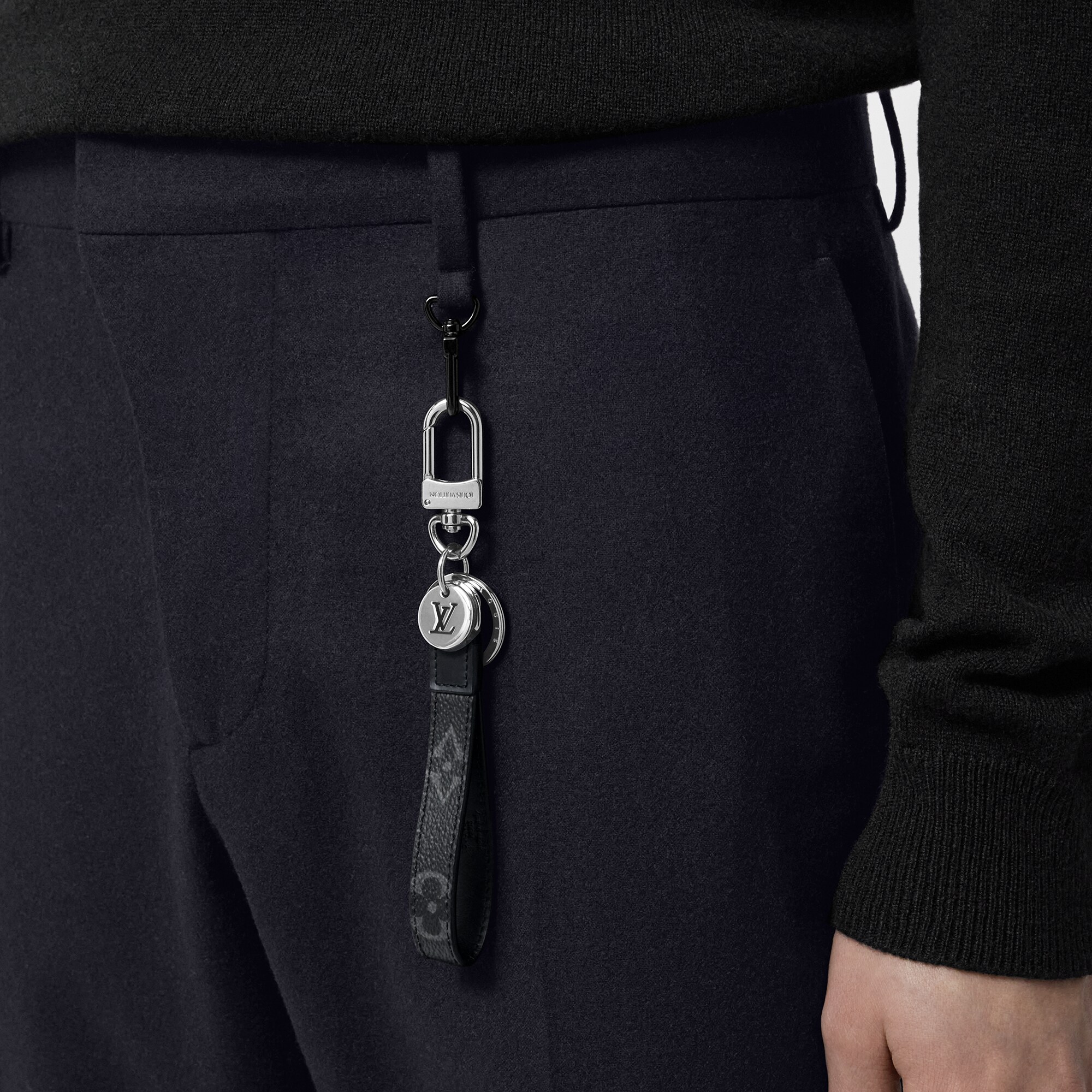 S00 Acessórios Chaveiros e Bag Charms CHAVEIRO MONOGRAM ECLIPSE DRAGONNE | Louis Vuitton ® (Zoom no Produto)